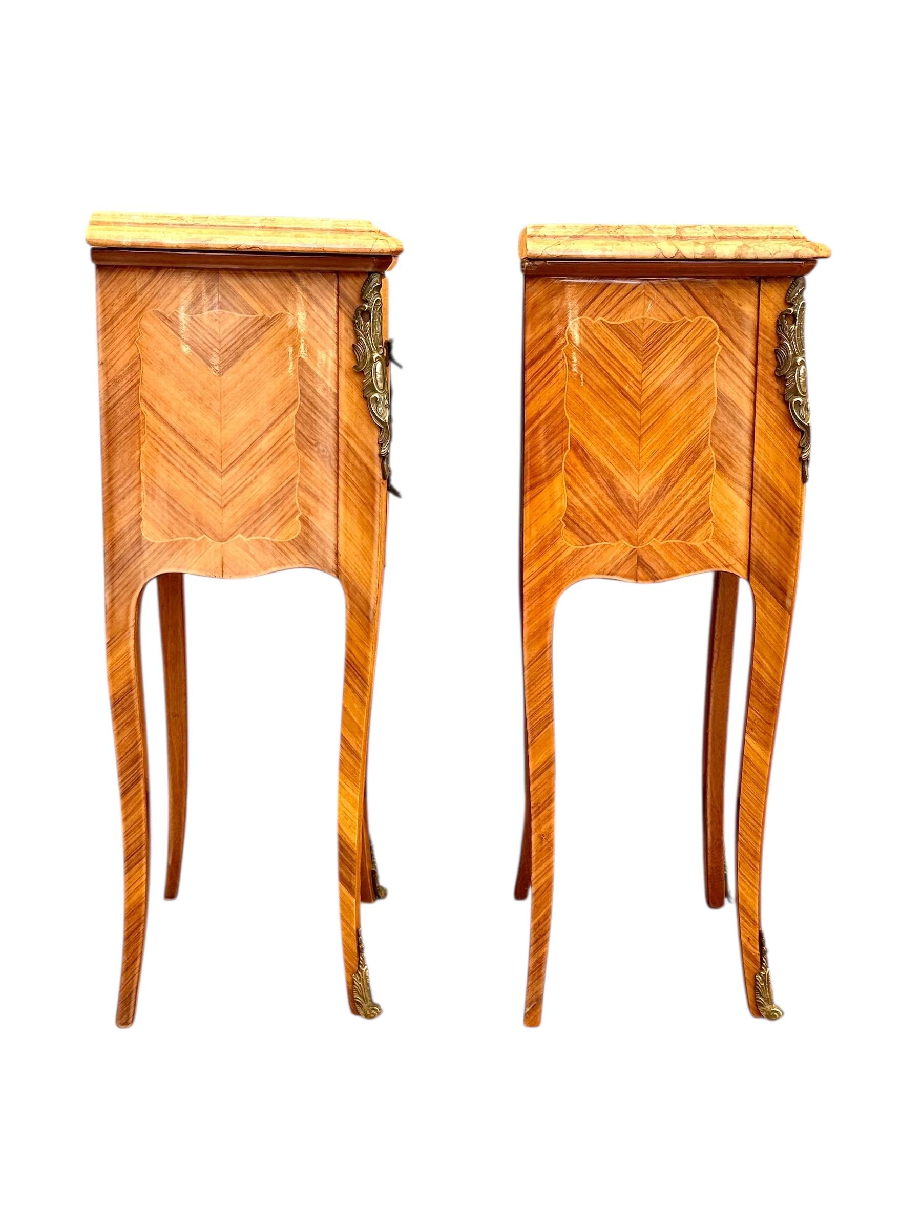 Paire de tables de nuit en marqueterie de style Louis XV avec dessus en marbre en vente 12