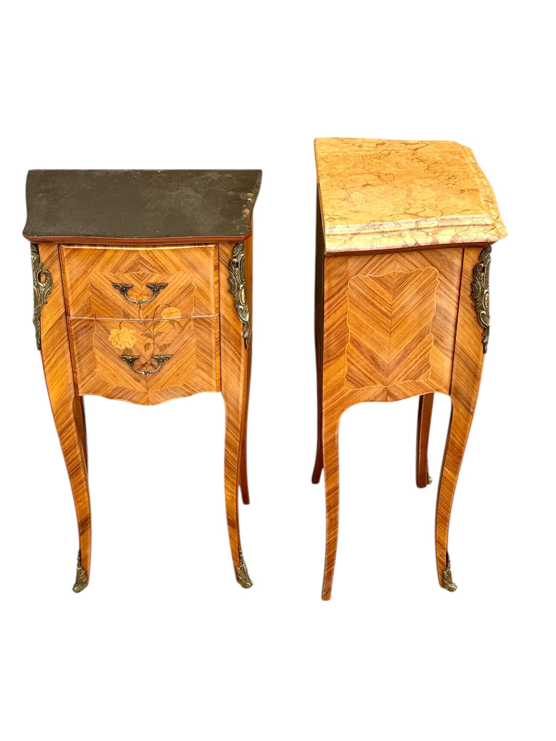 Paire de tables de nuit en marqueterie de style Louis XV avec dessus en marbre en vente 13