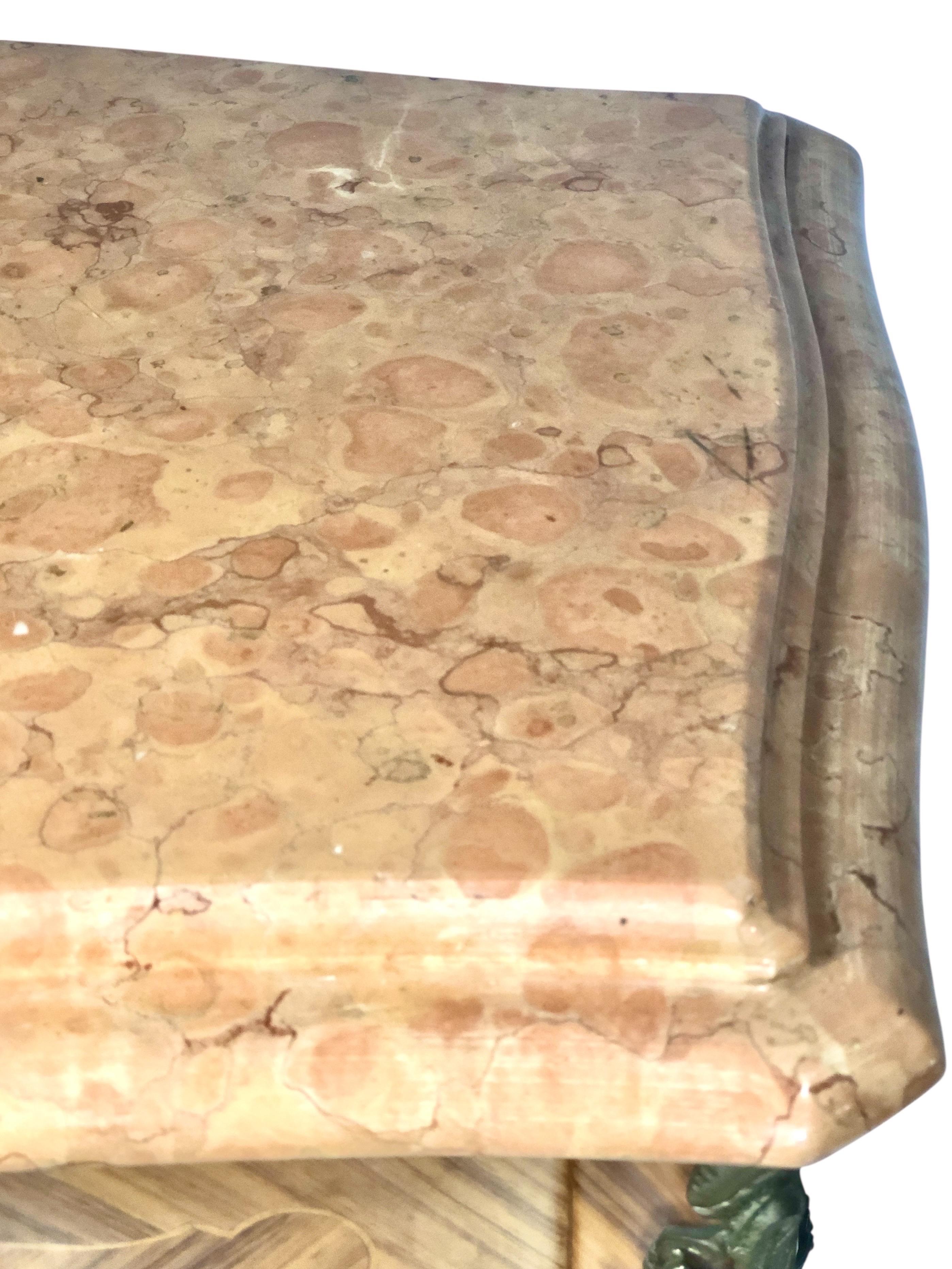Dorato Coppia di comodini francesi intarsiati in stile Luigi XV con piani in marmo in vendita