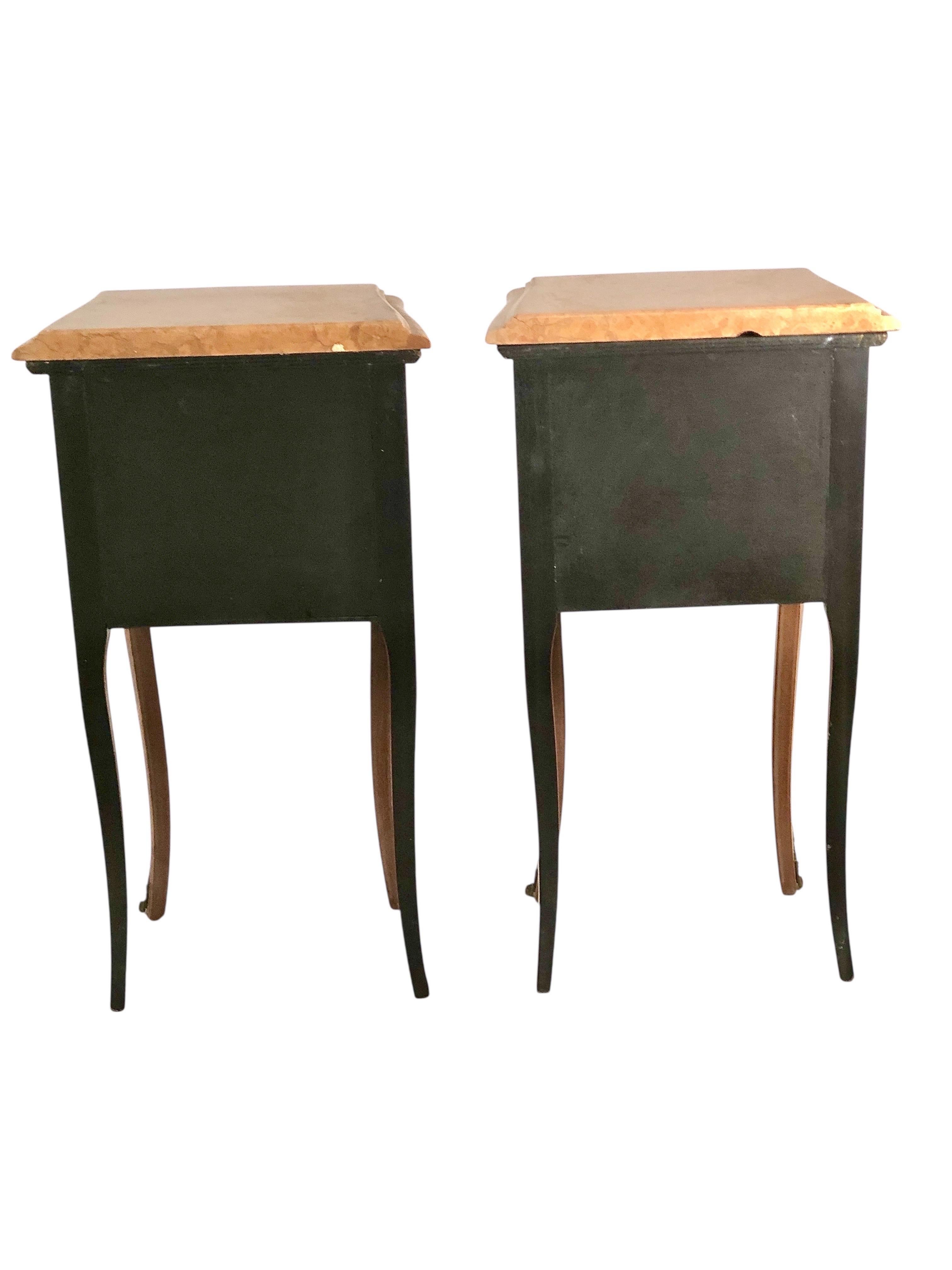 Bronzo Coppia di comodini francesi intarsiati in stile Luigi XV con piani in marmo in vendita