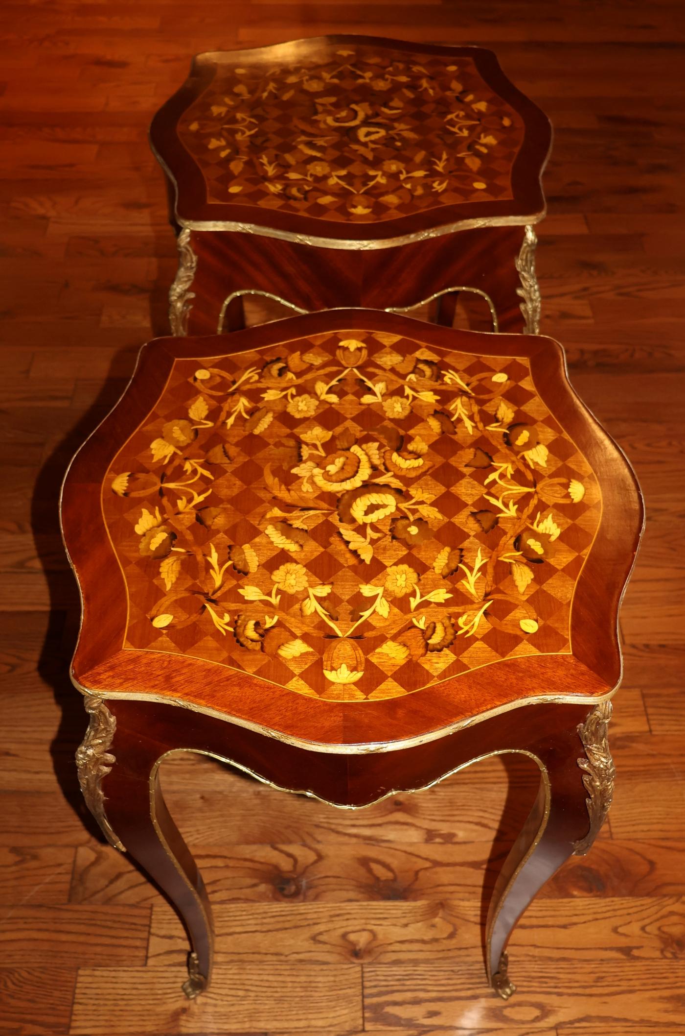 Paire de tables d'appoint françaises de style Louis XV en bois mélangé incrusté d'ormolu en vente 4