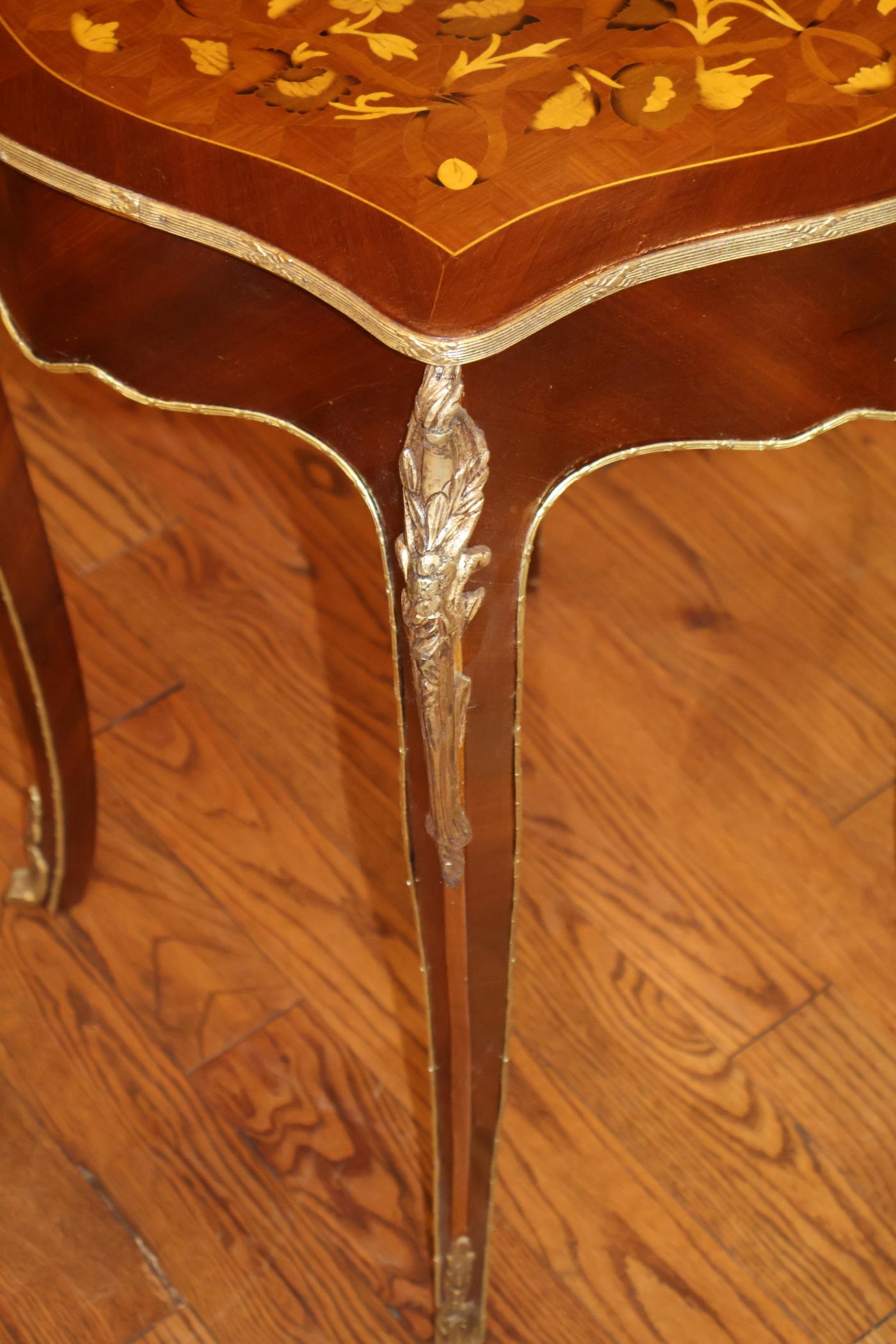 Paire de tables d'appoint françaises de style Louis XV en bois mélangé incrusté d'ormolu en vente 5