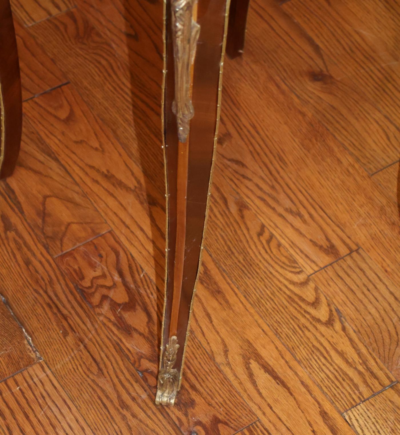 Paire de tables d'appoint françaises de style Louis XV en bois mélangé incrusté d'ormolu en vente 6