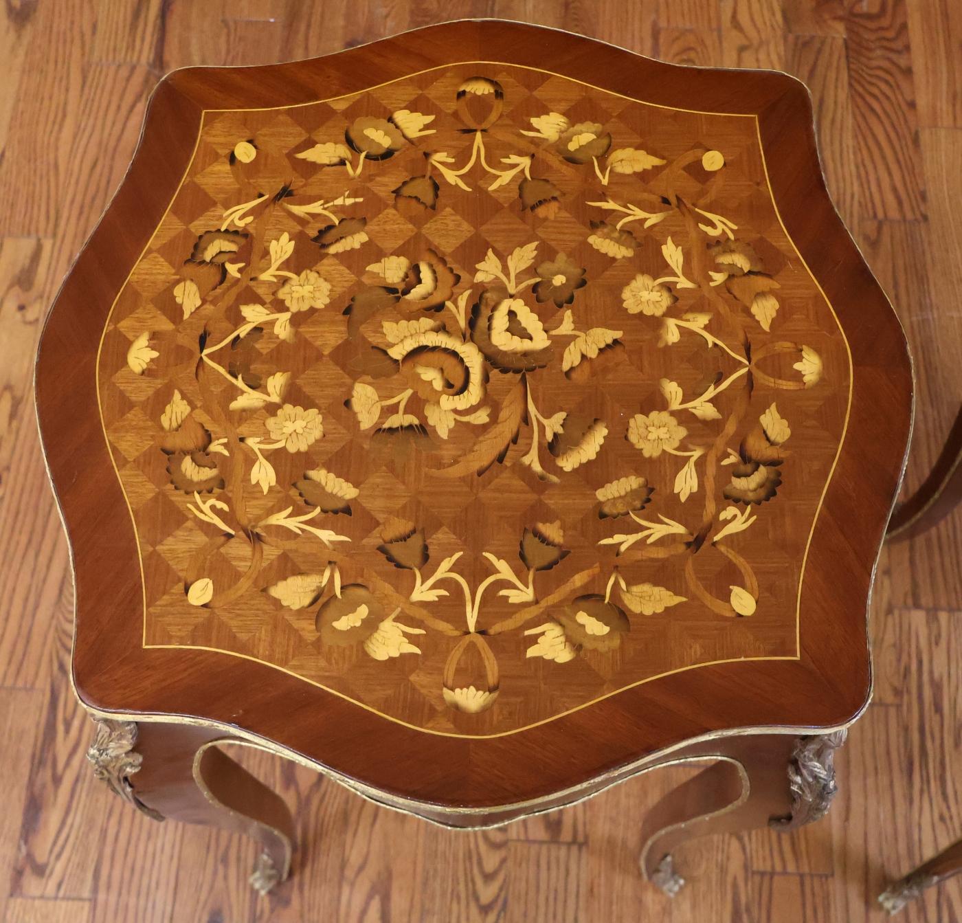 Paire de tables d'appoint françaises de style Louis XV en bois mélangé incrusté d'ormolu en vente 7