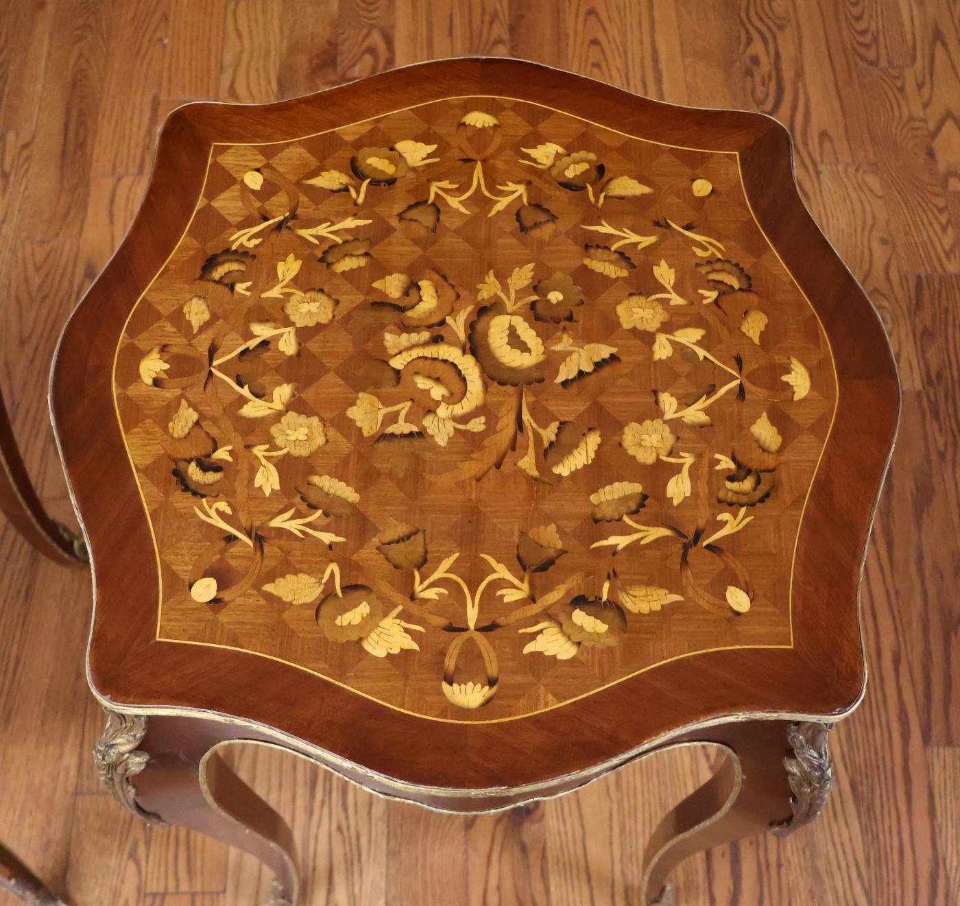 Paire de tables d'appoint françaises de style Louis XV en bois mélangé incrusté d'ormolu en vente 8