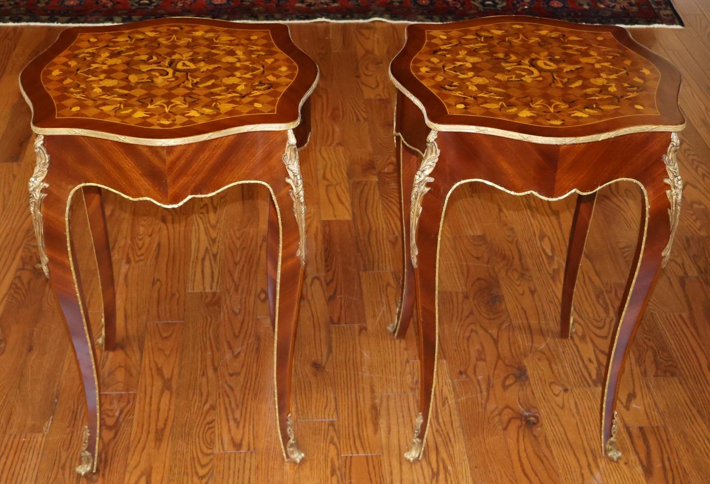 Inconnu Paire de tables d'appoint françaises de style Louis XV en bois mélangé incrusté d'ormolu en vente