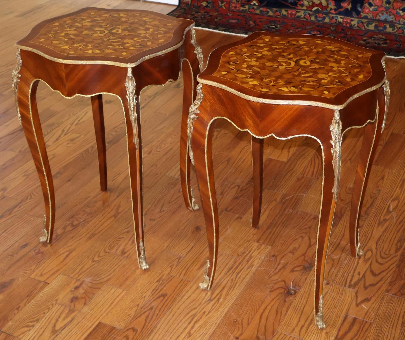 Paire de tables d'appoint françaises de style Louis XV en bois mélangé incrusté d'ormolu Bon état - En vente à Long Branch, NJ