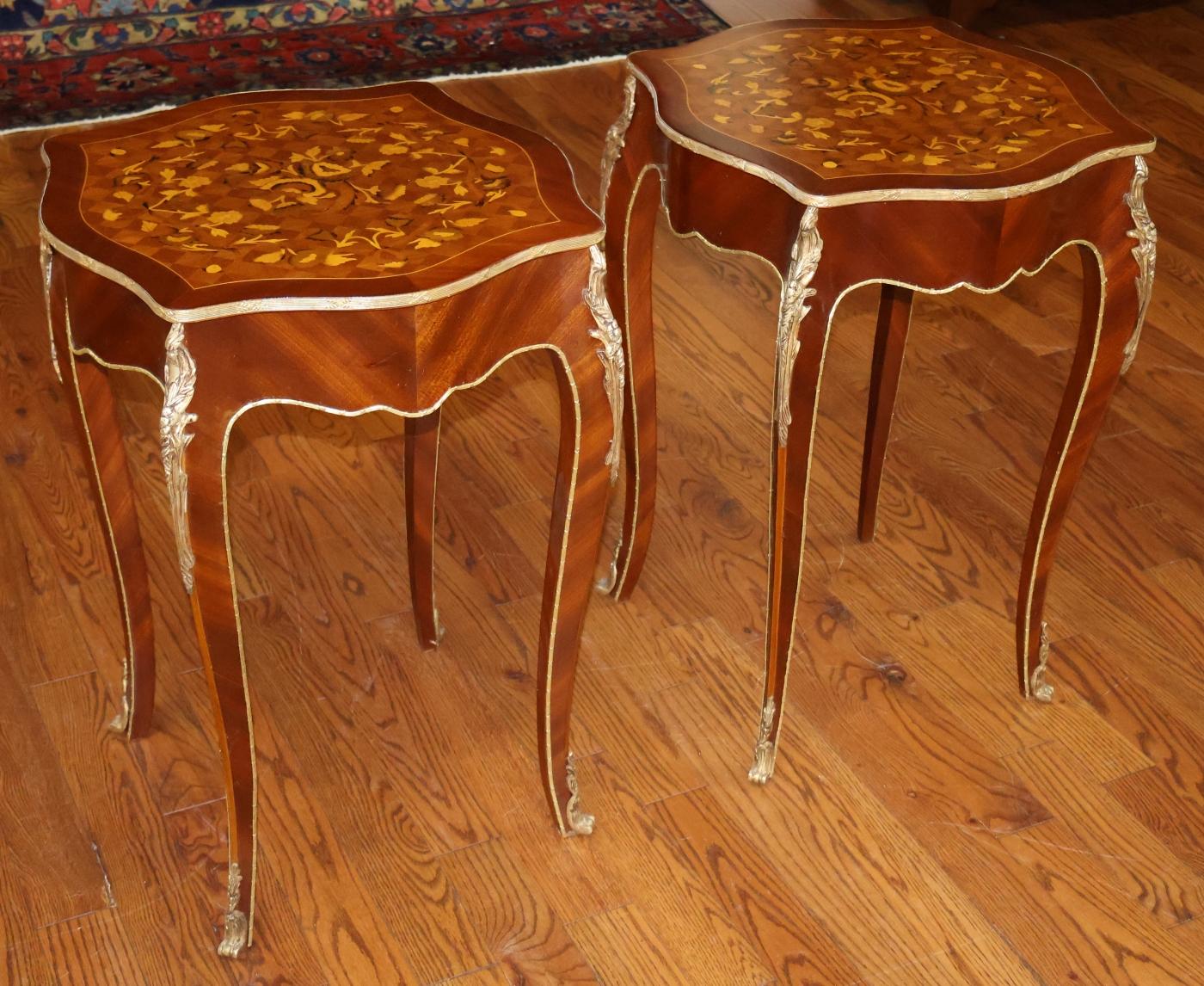 20ième siècle Paire de tables d'appoint françaises de style Louis XV en bois mélangé incrusté d'ormolu en vente