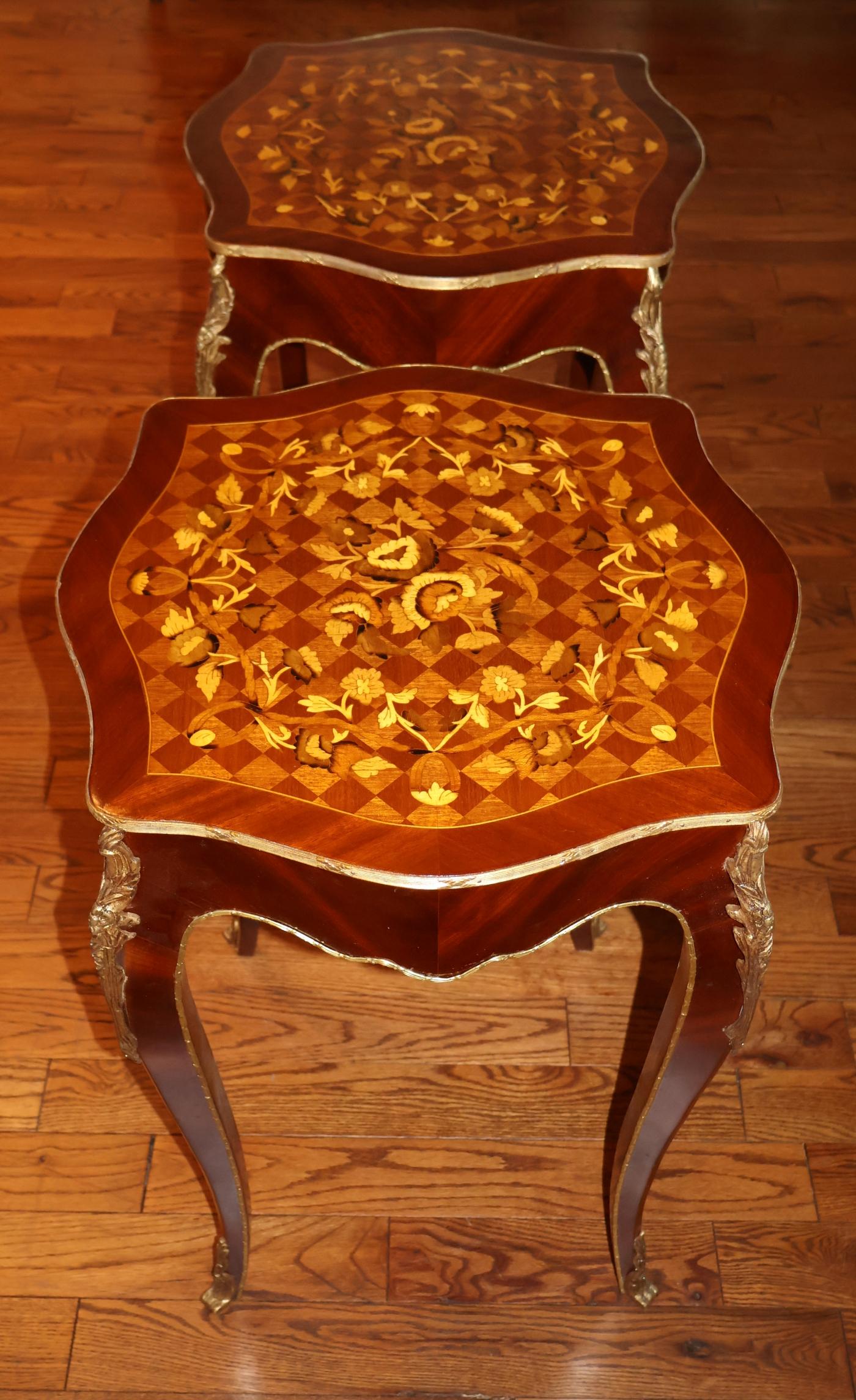 Acajou Paire de tables d'appoint françaises de style Louis XV en bois mélangé incrusté d'ormolu en vente