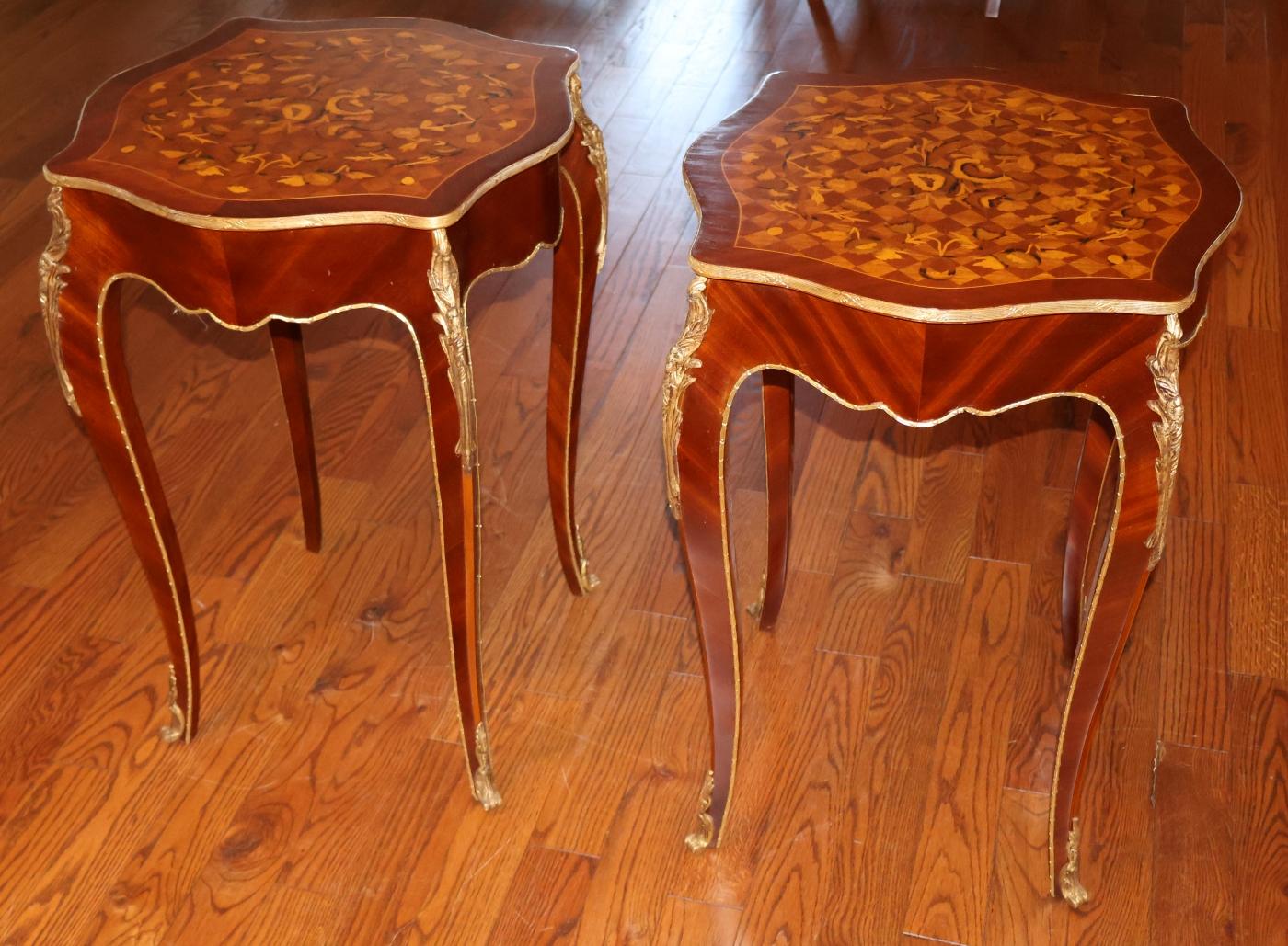 Paire de tables d'appoint françaises de style Louis XV en bois mélangé incrusté d'ormolu en vente 1