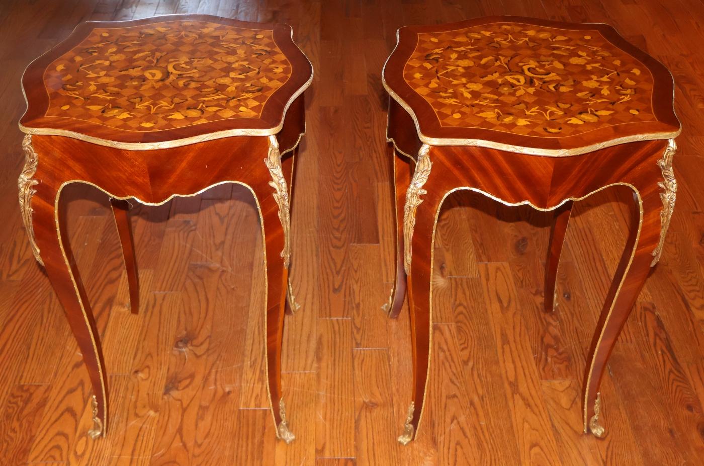 Paire de tables d'appoint françaises de style Louis XV en bois mélangé incrusté d'ormolu en vente 2