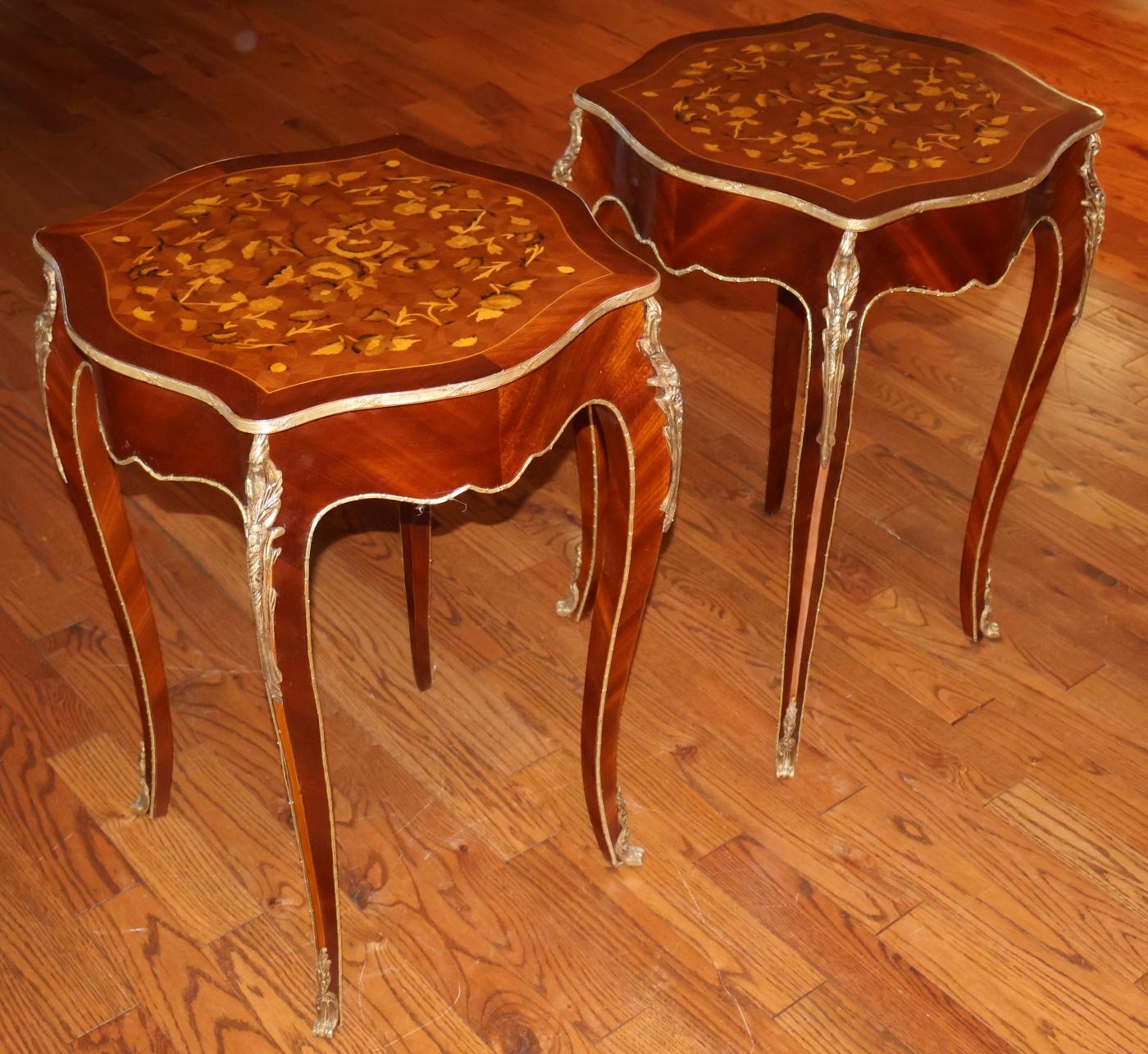 Paire de tables d'appoint françaises de style Louis XV en bois mélangé incrusté d'ormolu en vente 3