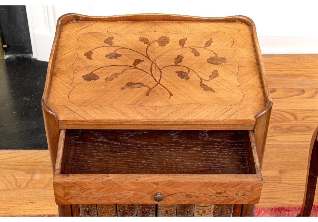 Paire de tables de nuit de style Louis XV avec faux livres en vente 3
