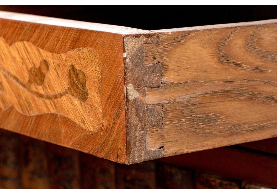 Paire de tables de nuit de style Louis XV avec faux livres en vente 4