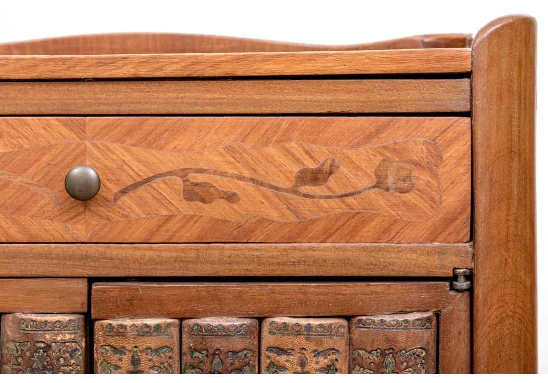 Paire de tables de nuit de style Louis XV avec faux livres en vente 7