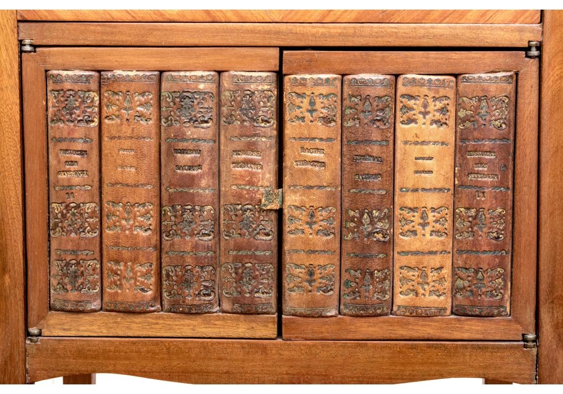 Paire de tables de nuit de style Louis XV avec faux livres en vente 10