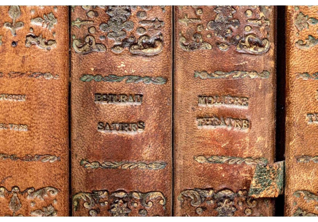 Paire de tables de nuit de style Louis XV avec faux livres en vente 11