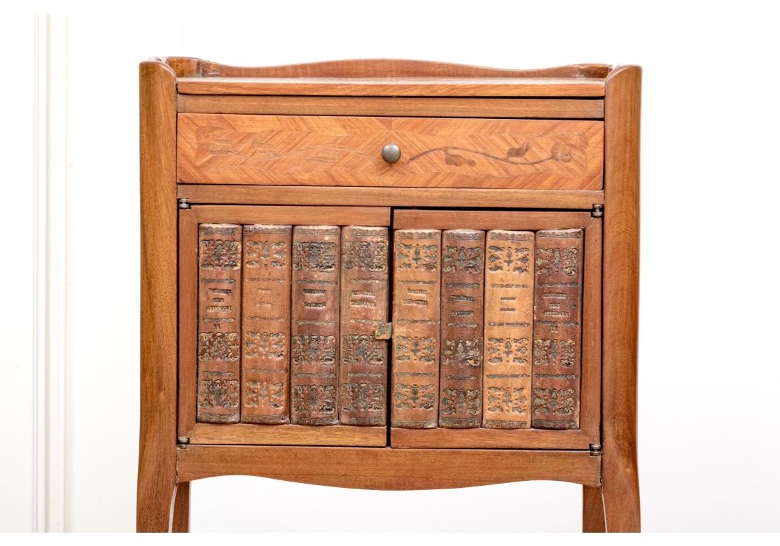 Inconnu Paire de tables de nuit de style Louis XV avec faux livres en vente