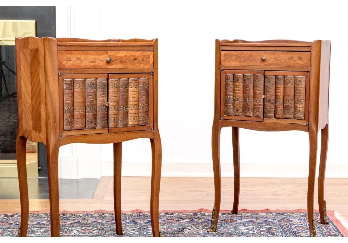 Incrusté Paire de tables de nuit de style Louis XV avec faux livres en vente
