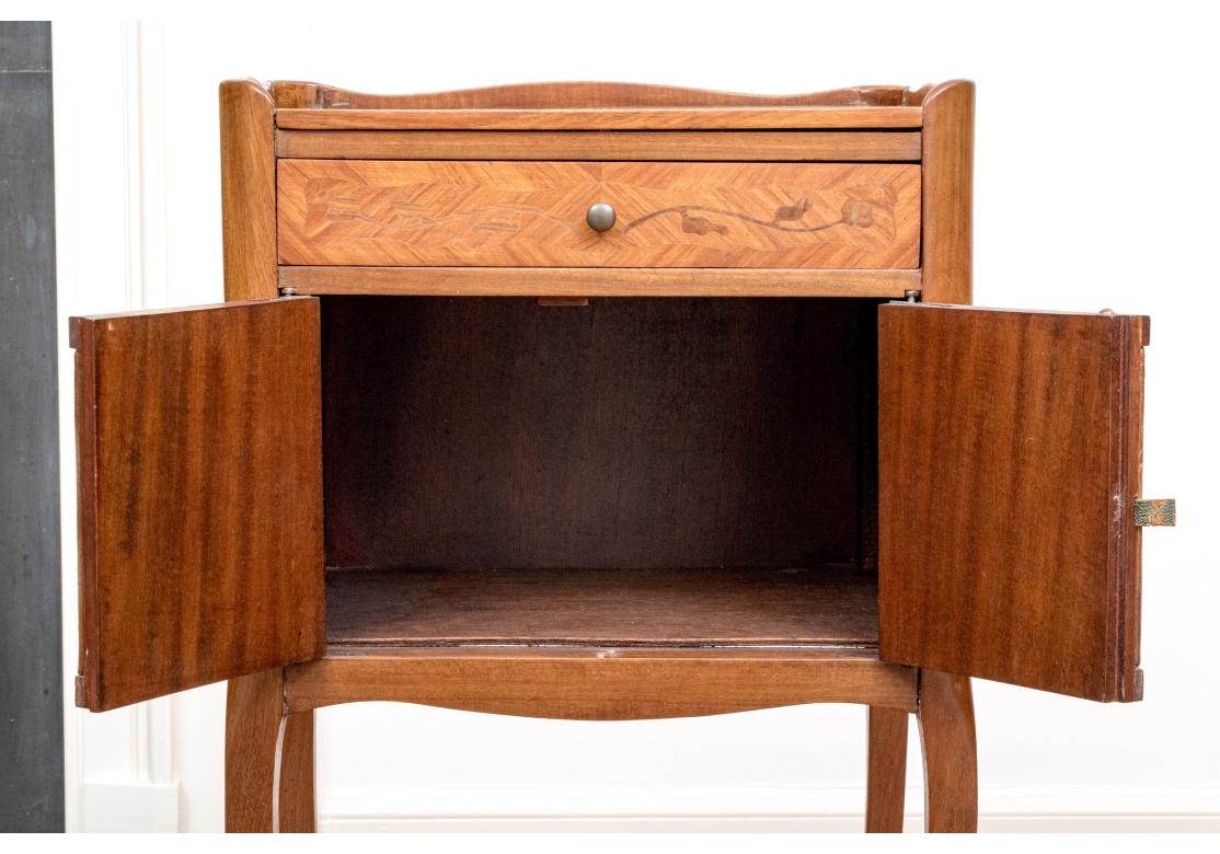 20ième siècle Paire de tables de nuit de style Louis XV avec faux livres en vente