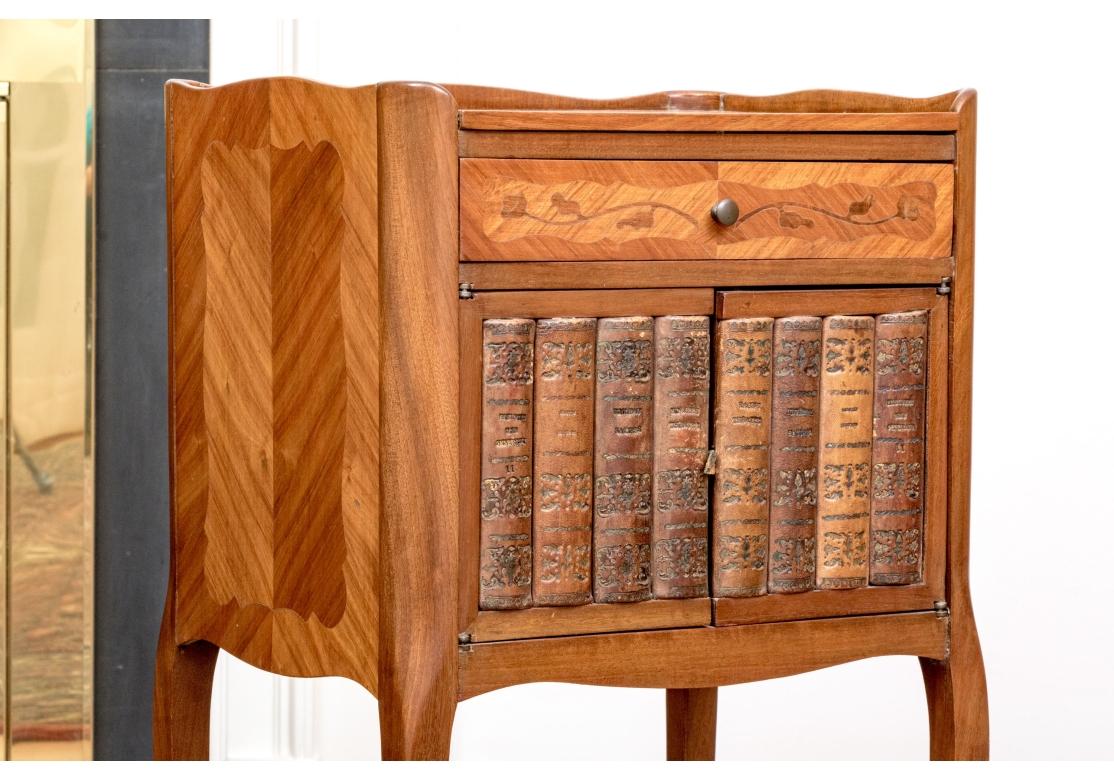 Bronze Paire de tables de nuit de style Louis XV avec faux livres en vente