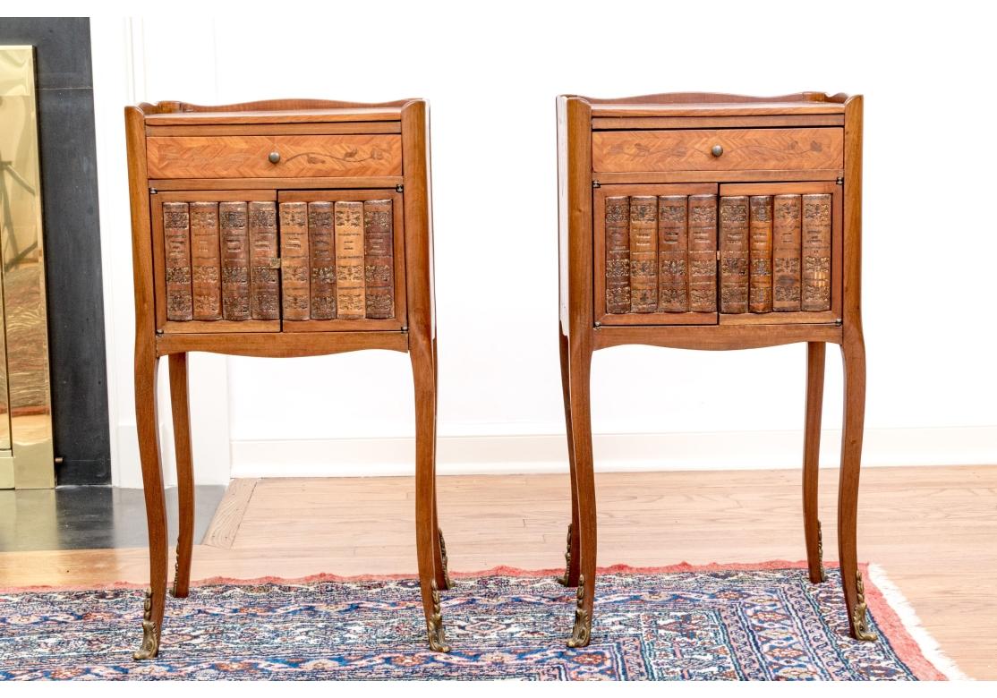 Paire de tables de nuit de style Louis XV avec faux livres en vente 1