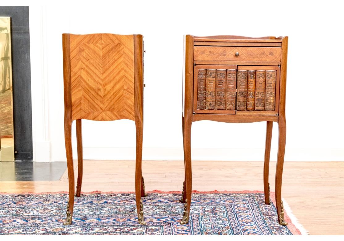 Paire de tables de nuit de style Louis XV avec faux livres en vente 2