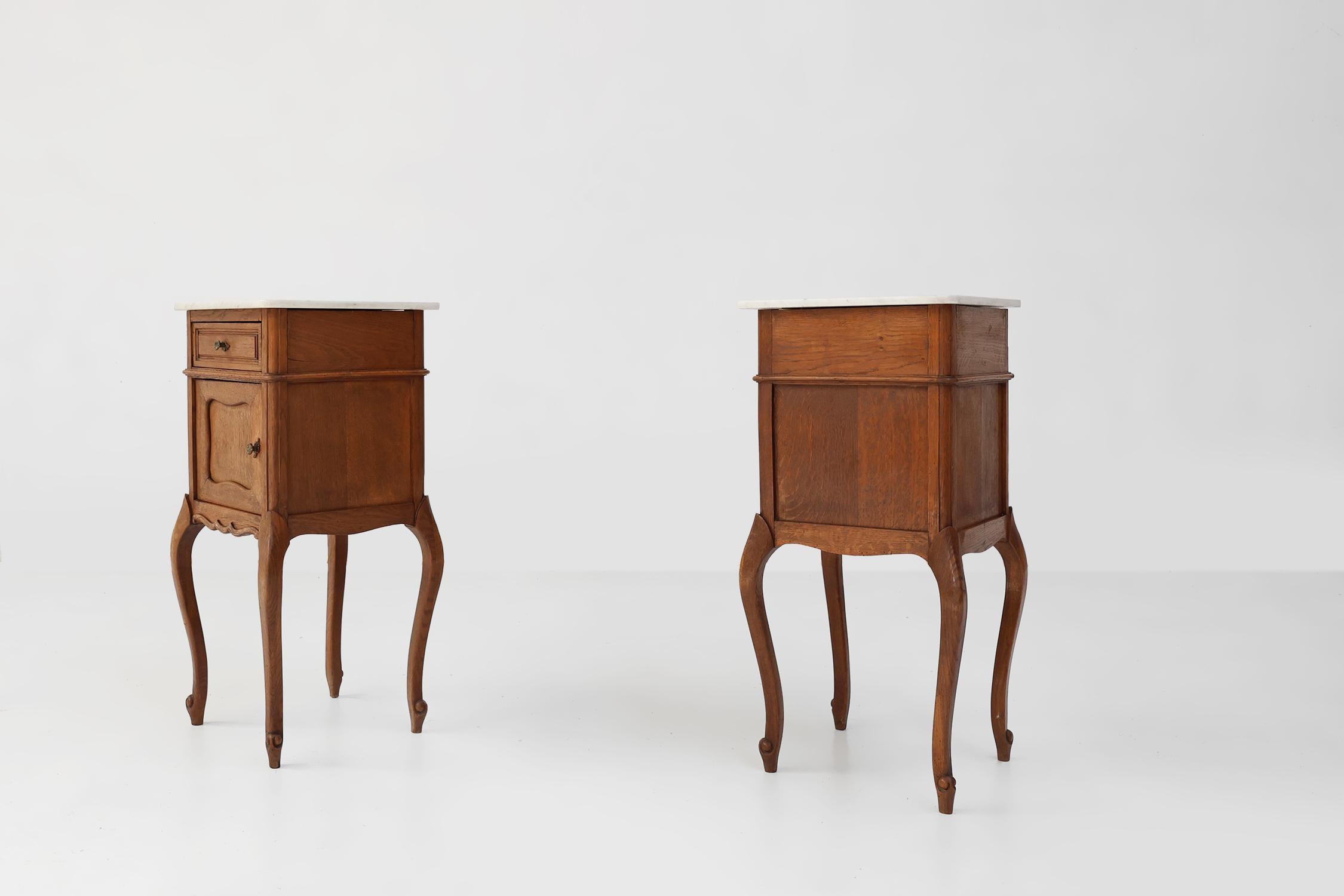 Pair of French Louis XV style nightstands in oak with Carrara marble top For Sale 6