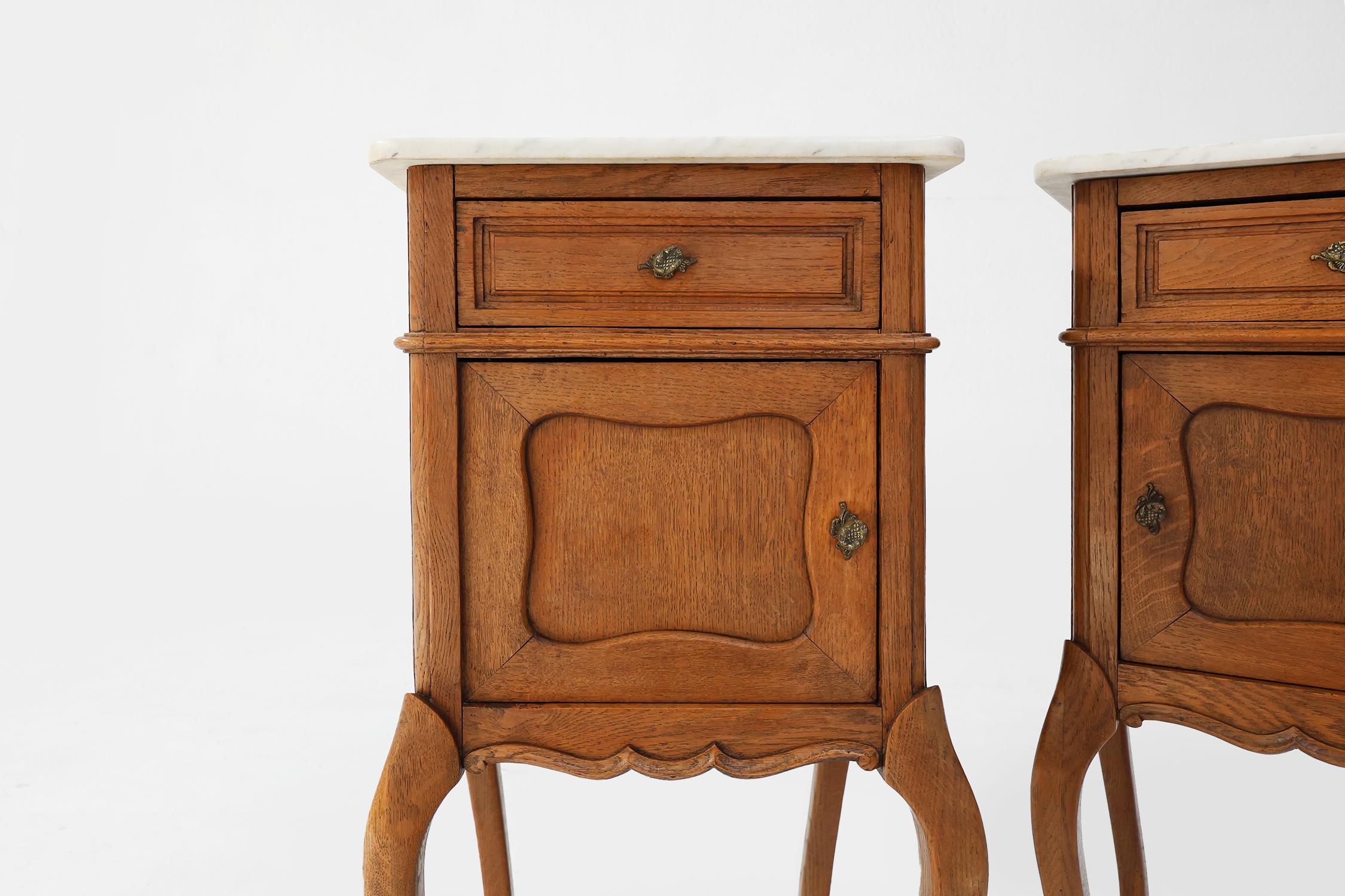 France / 1900 / pair nightstands / oak, Carrara marble / Mid-century/ Vintage/ Louis XV

Nice pair of elegant nightstands in Louis XV style. Crafted in solid oak with nice Carrara marble tops. 

Both bedside tables feature gracefully curved lines,