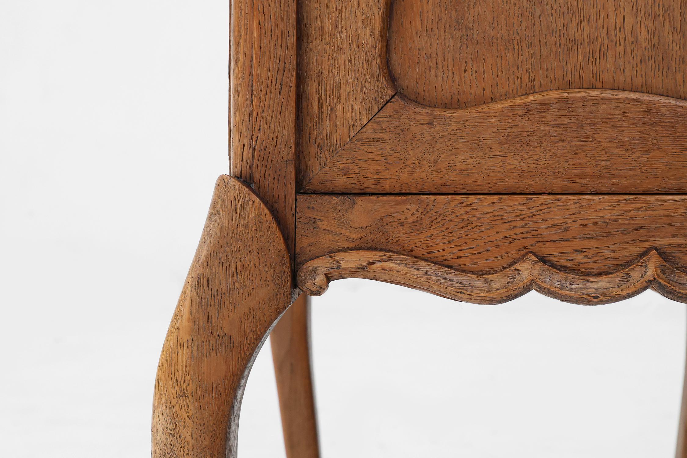 Hand-Carved Pair of French Louis XV style nightstands in oak with Carrara marble top For Sale