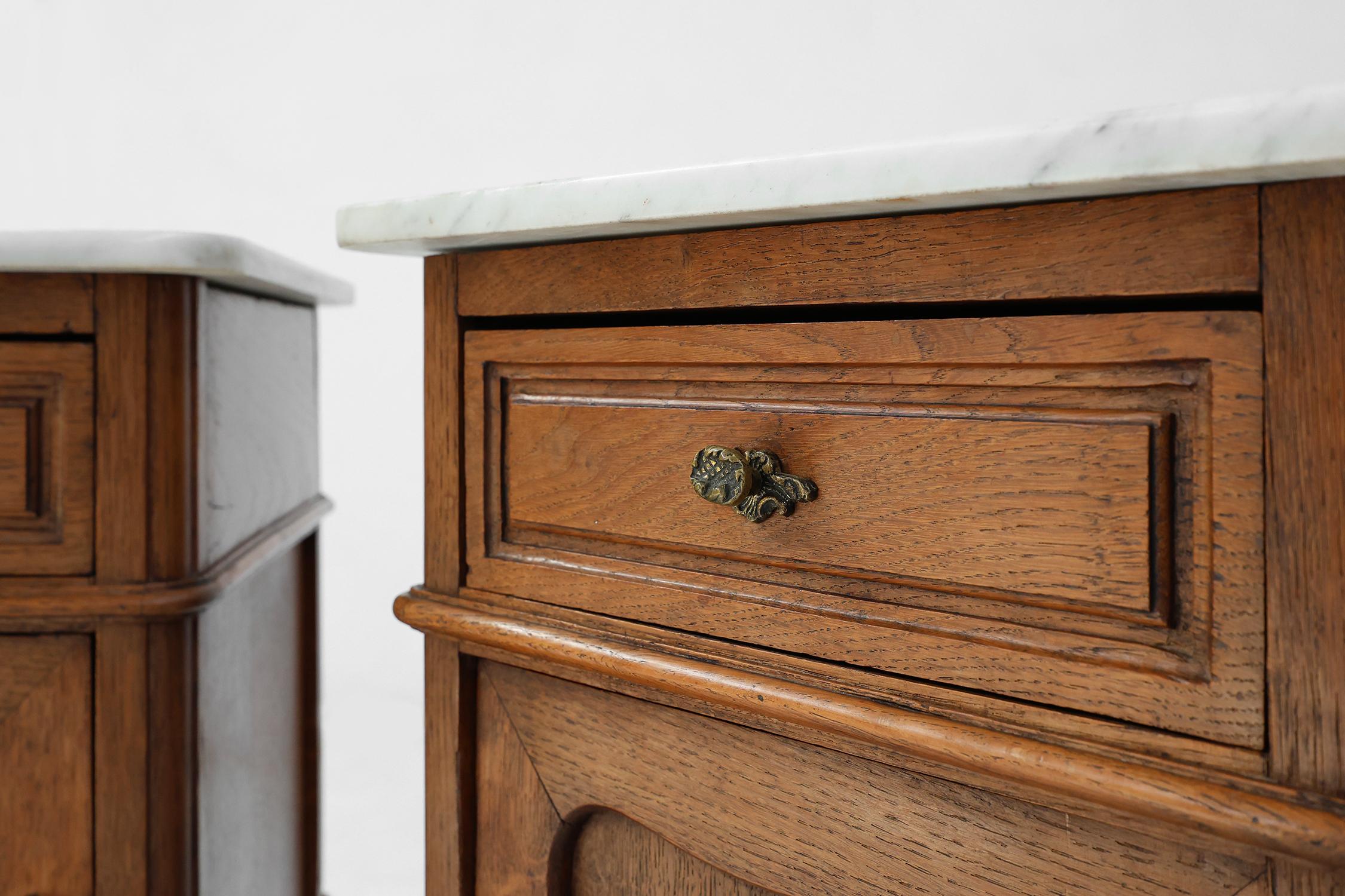 Early 20th Century Pair of French Louis XV style nightstands in oak with Carrara marble top For Sale