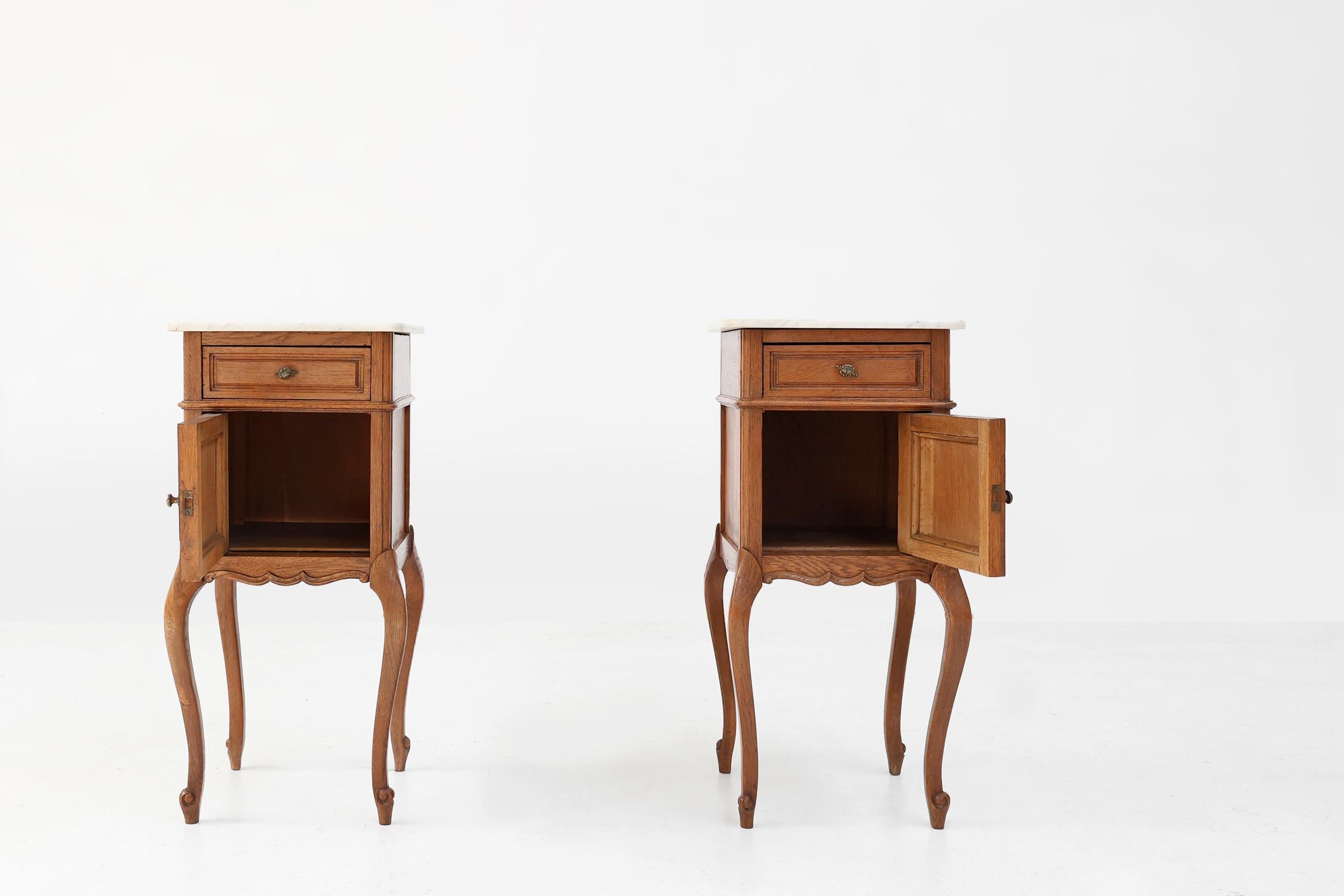 Pair of French Louis XV style nightstands in oak with Carrara marble top For Sale 1