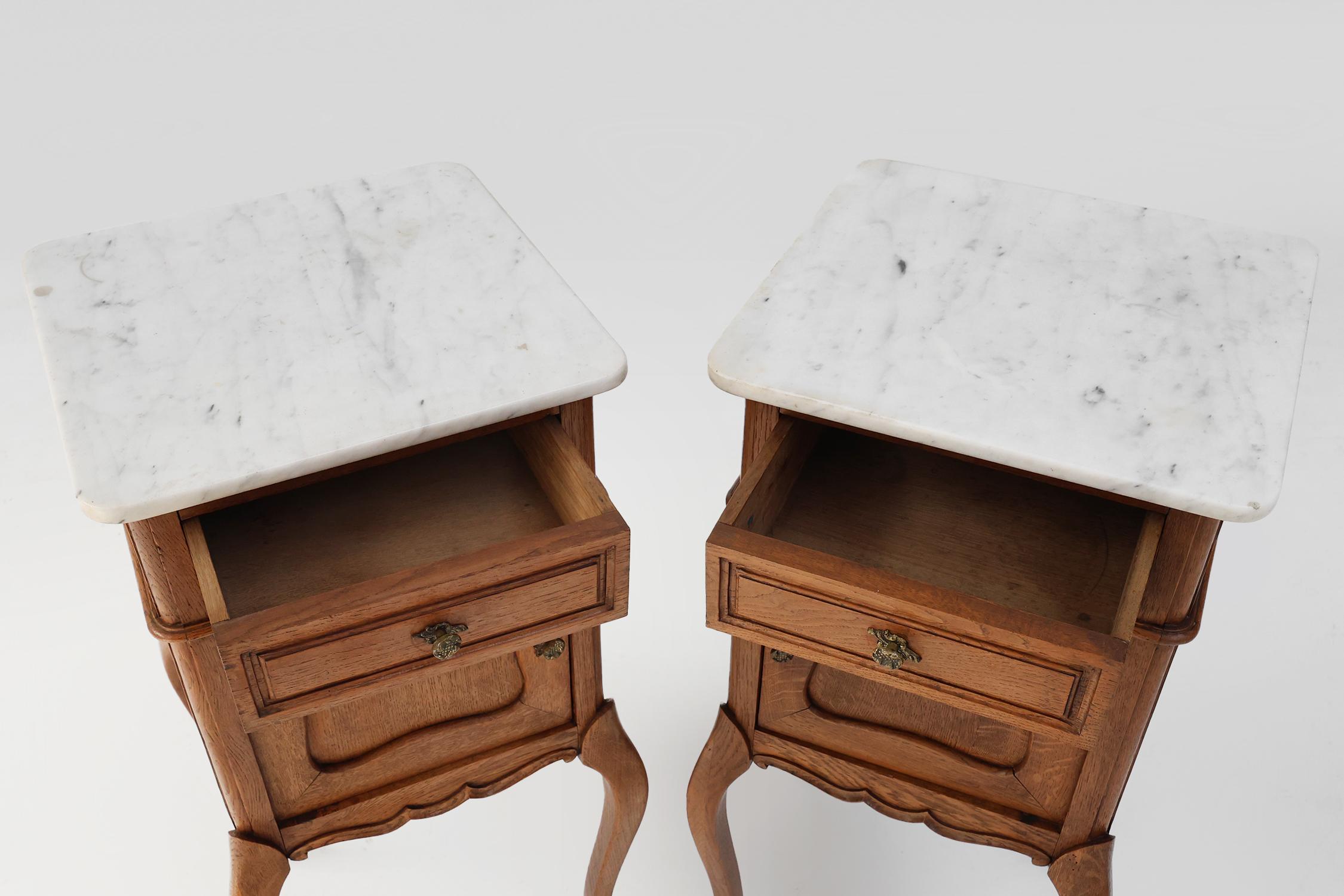 Pair of French Louis XV style nightstands in oak with Carrara marble top For Sale 2