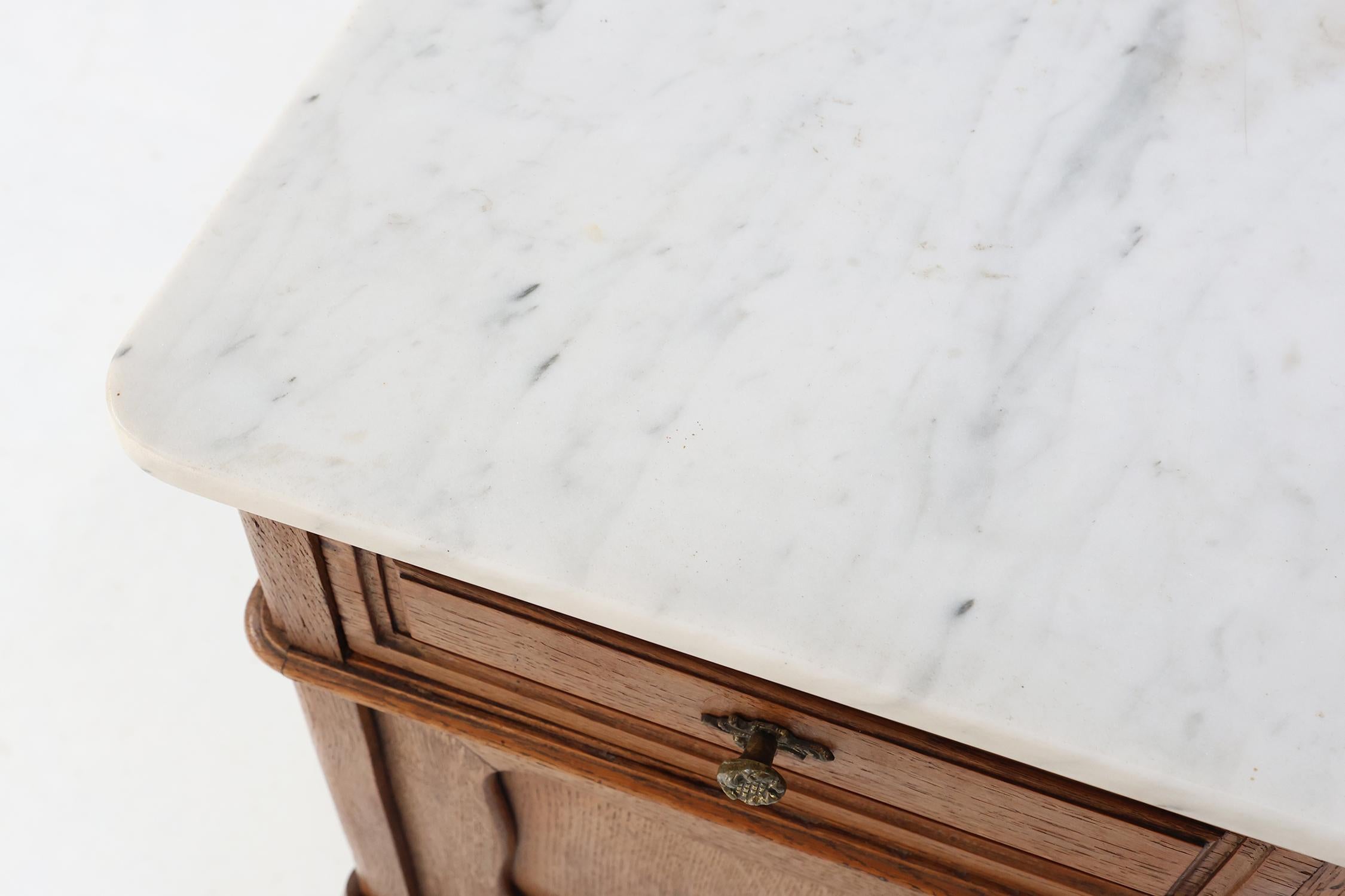 Pair of French Louis XV style nightstands in oak with Carrara marble top For Sale 3
