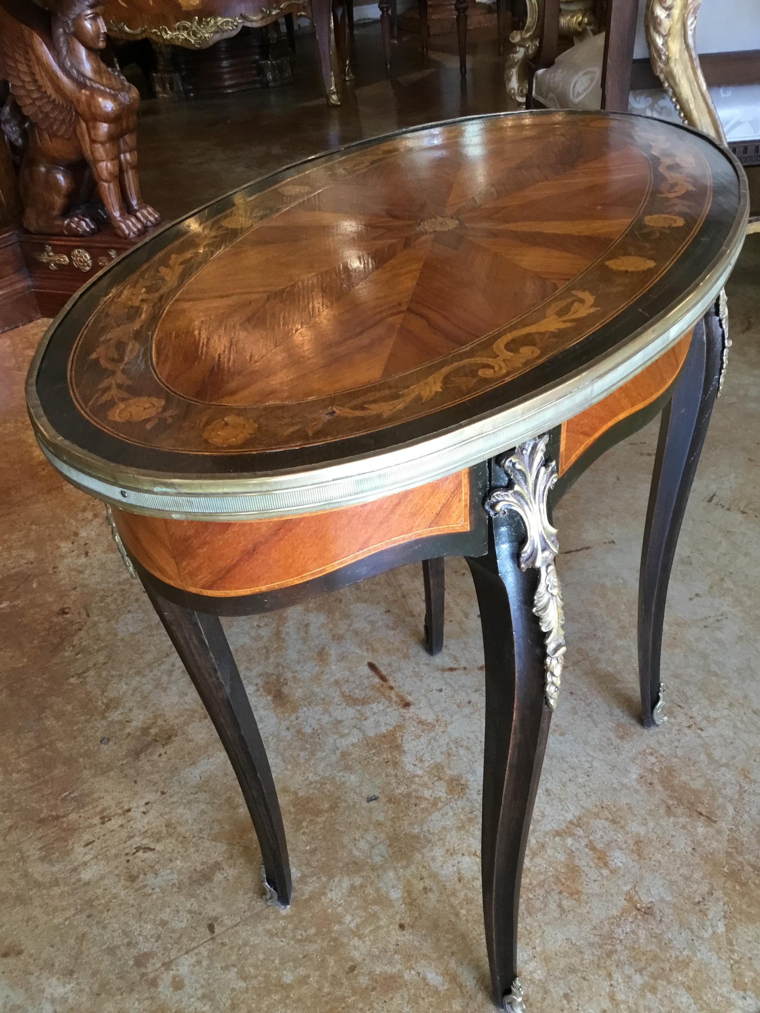 Lovely pair of side tables with graceful curved legs  ending in sabots.
The tops inlaid in satin wood and tulip wood with ebonized legs
They are oval in shape.