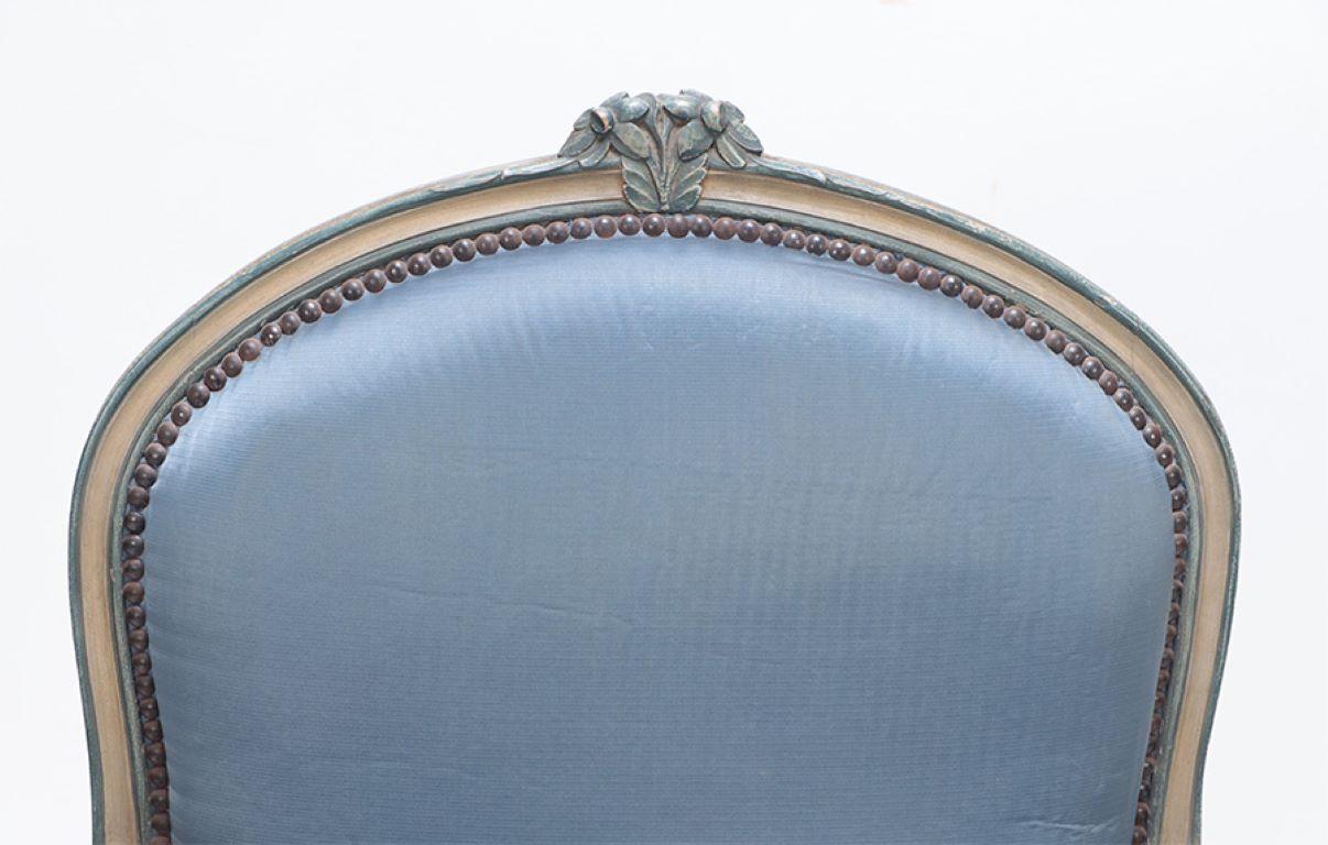 Peint Paire de fauteuils ouverts de style Louis XV avec des cadres sculptés vers 1920. en vente