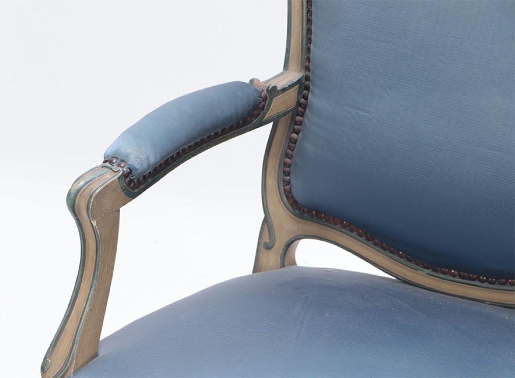 Paire de fauteuils ouverts de style Louis XV avec des cadres sculptés vers 1920. Bon état - En vente à Philadelphia, PA