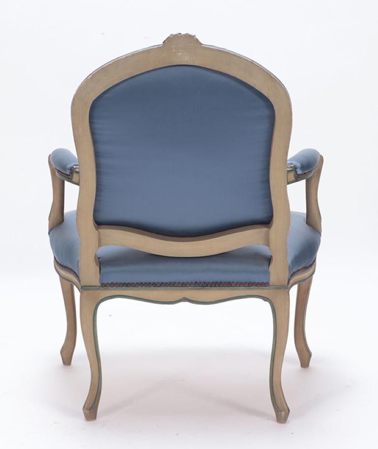 Tissu d'ameublement Paire de fauteuils ouverts de style Louis XV avec des cadres sculptés vers 1920. en vente