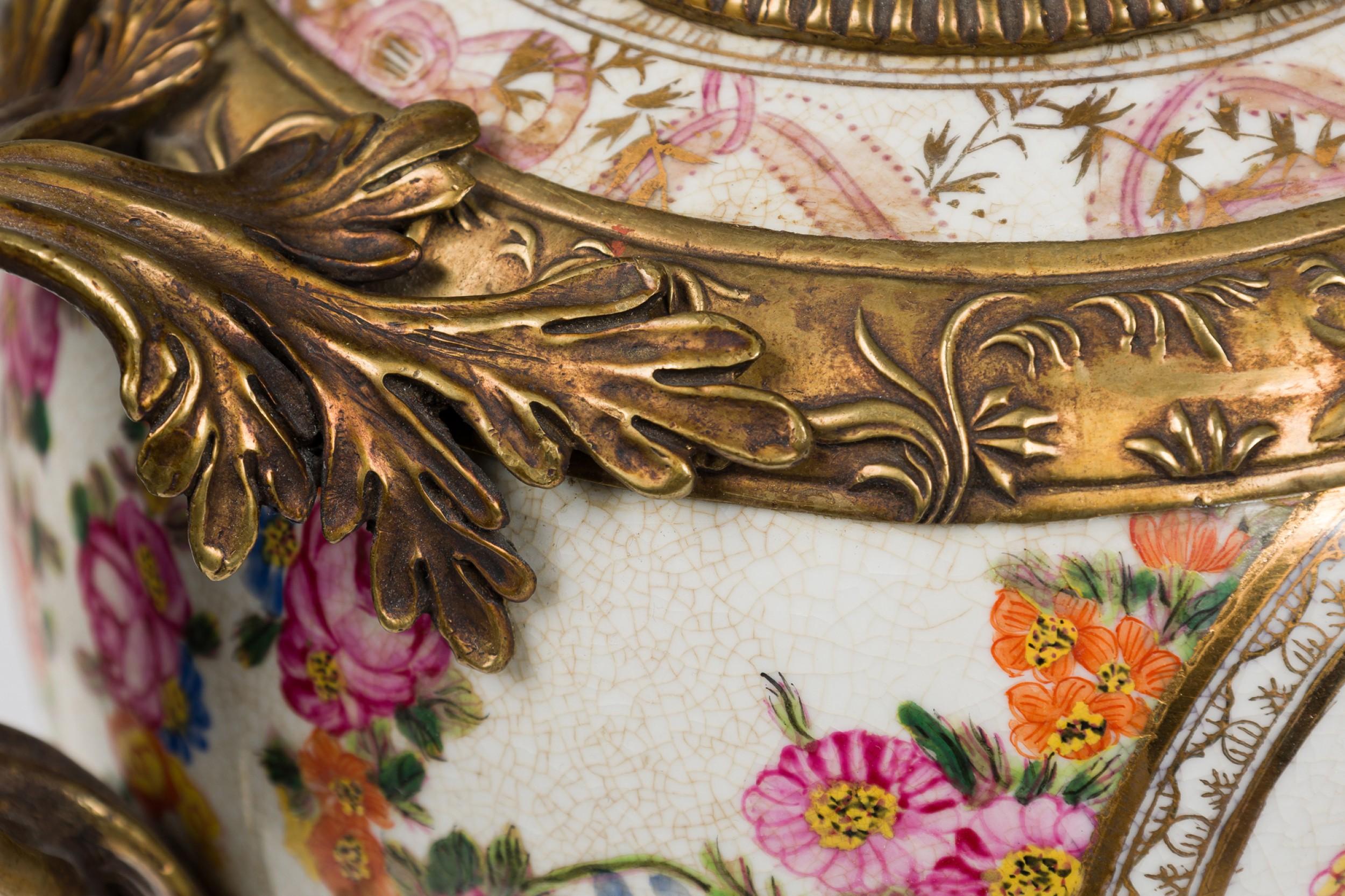 Pair of French Louis XV Style Ormolu and Floral Porcelain Jardiniere im Angebot 2