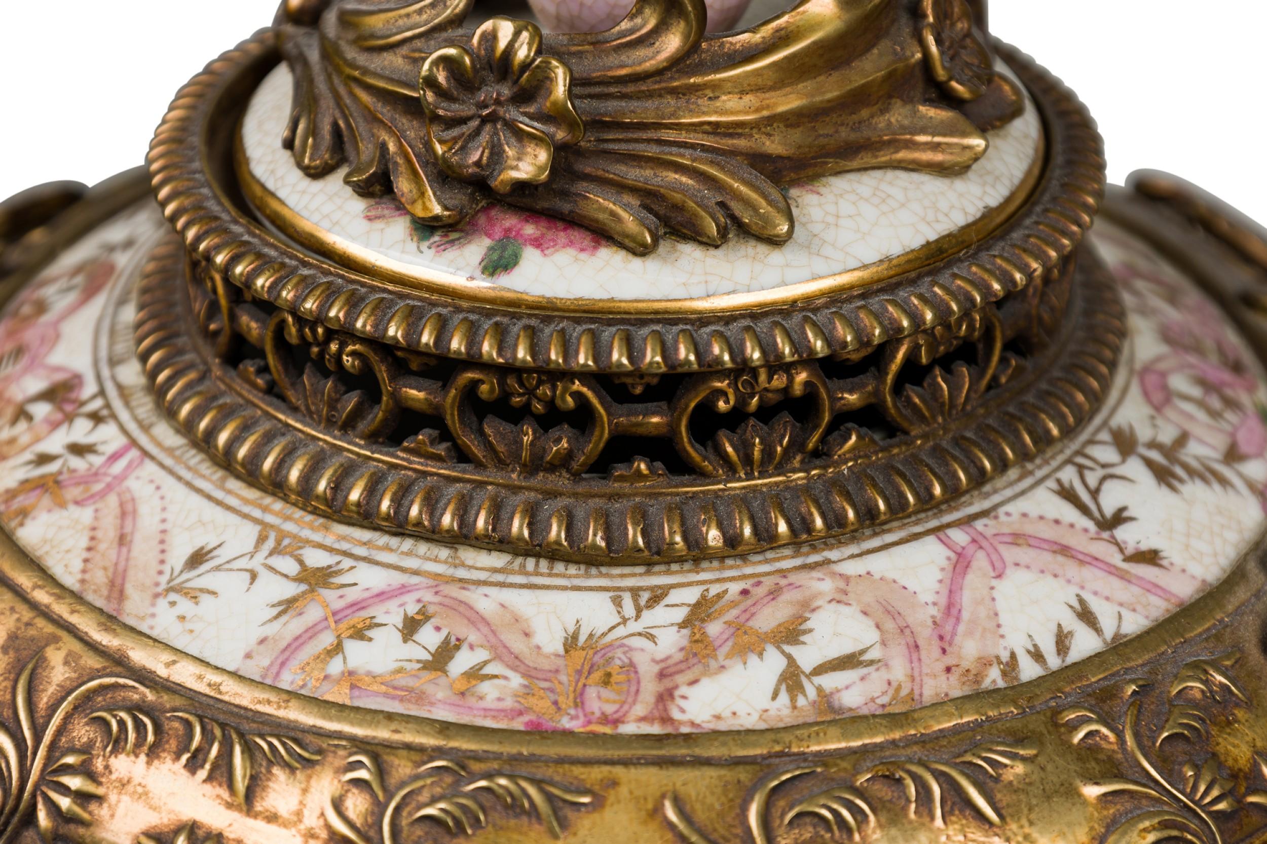 Pair of French Louis XV Style Ormolu and Floral Porcelain Jardiniere im Angebot 3