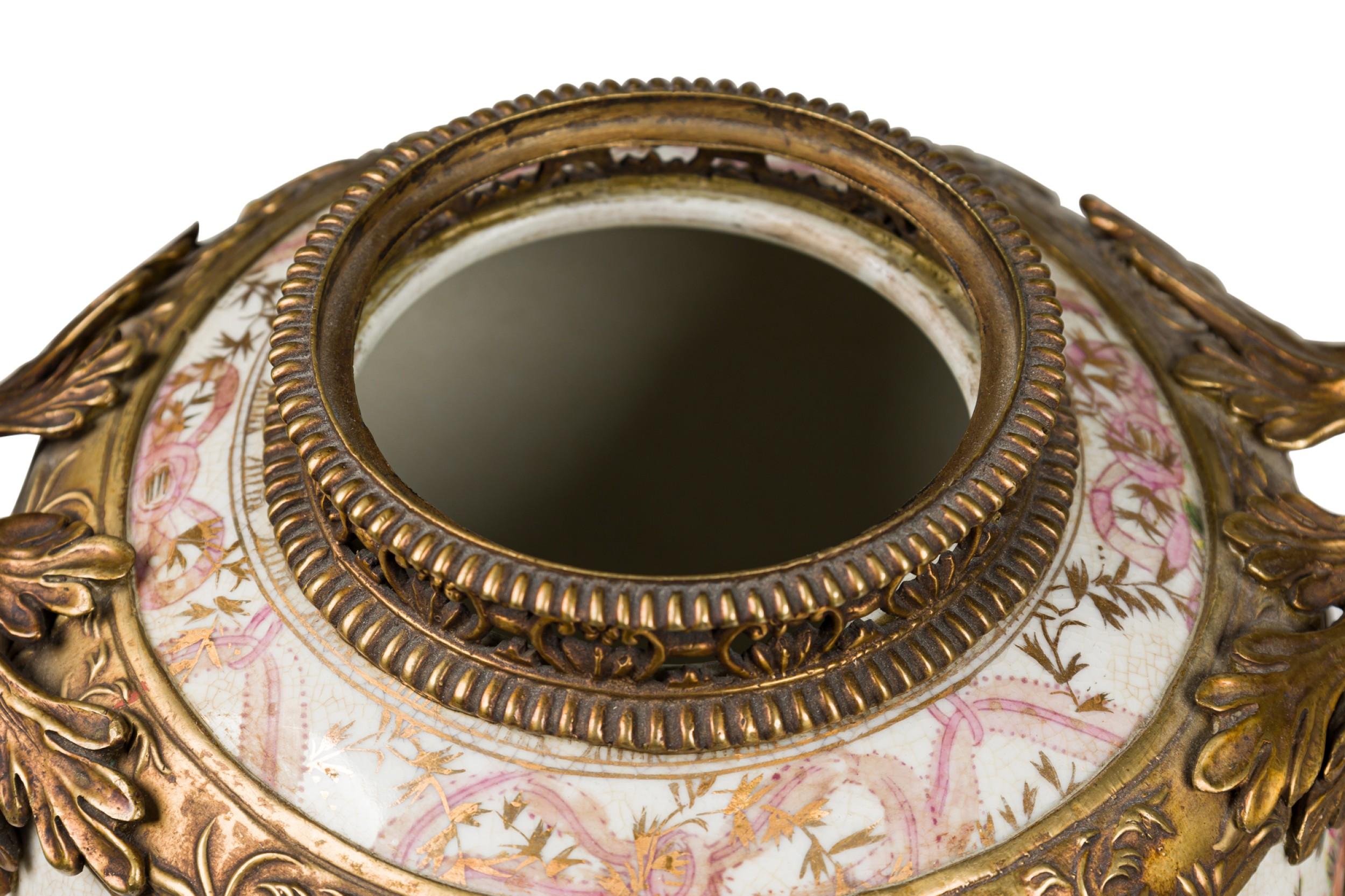 Pair of French Louis XV Style Ormolu and Floral Porcelain Jardiniere im Angebot 4