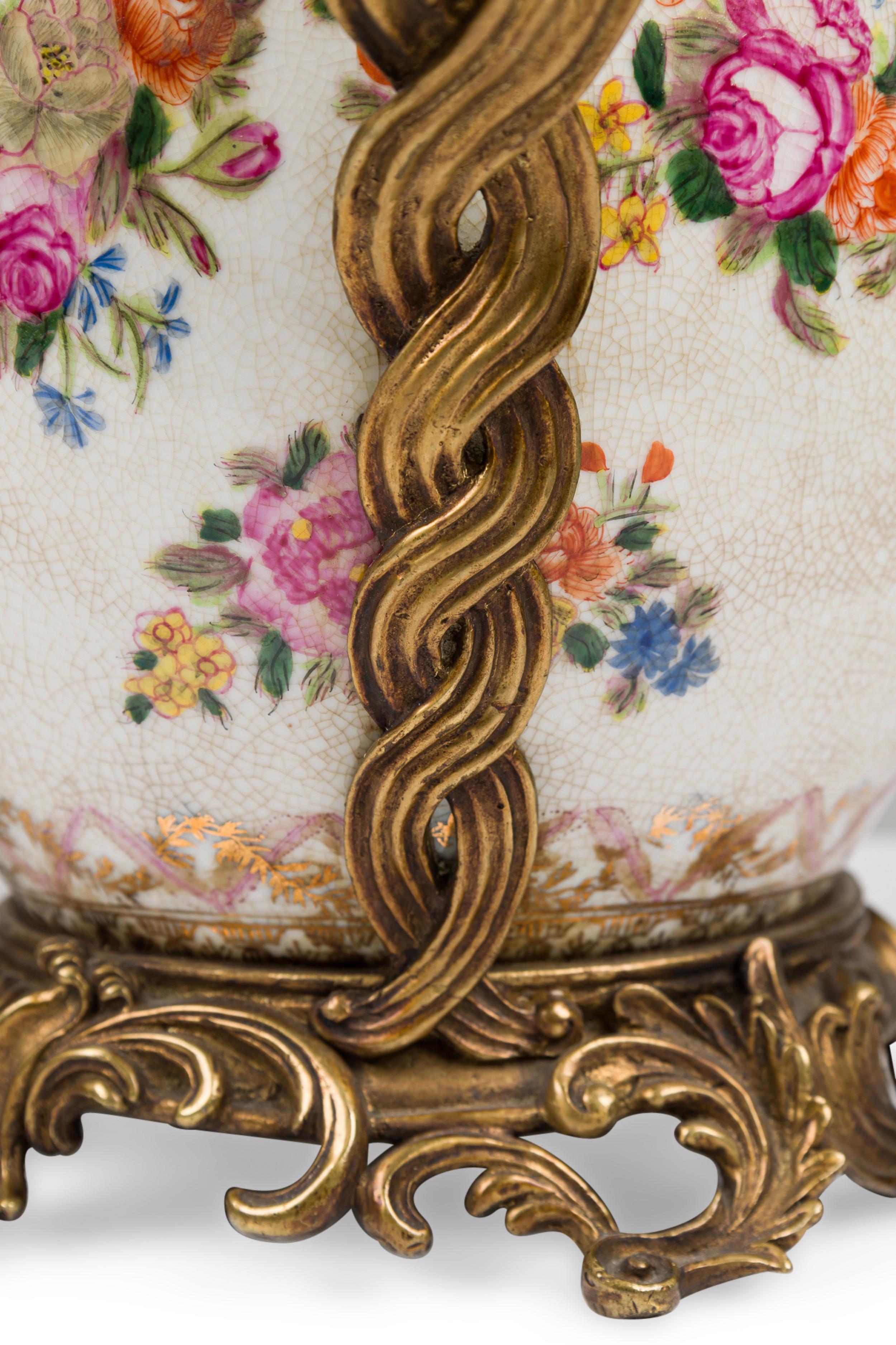 Pair of French Louis XV Style Ormolu and Floral Porcelain Jardiniere im Angebot 5