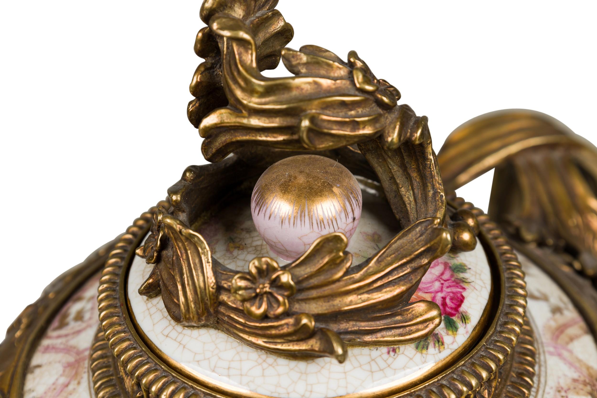 Pair of French Louis XV Style Ormolu and Floral Porcelain Jardiniere im Angebot 6