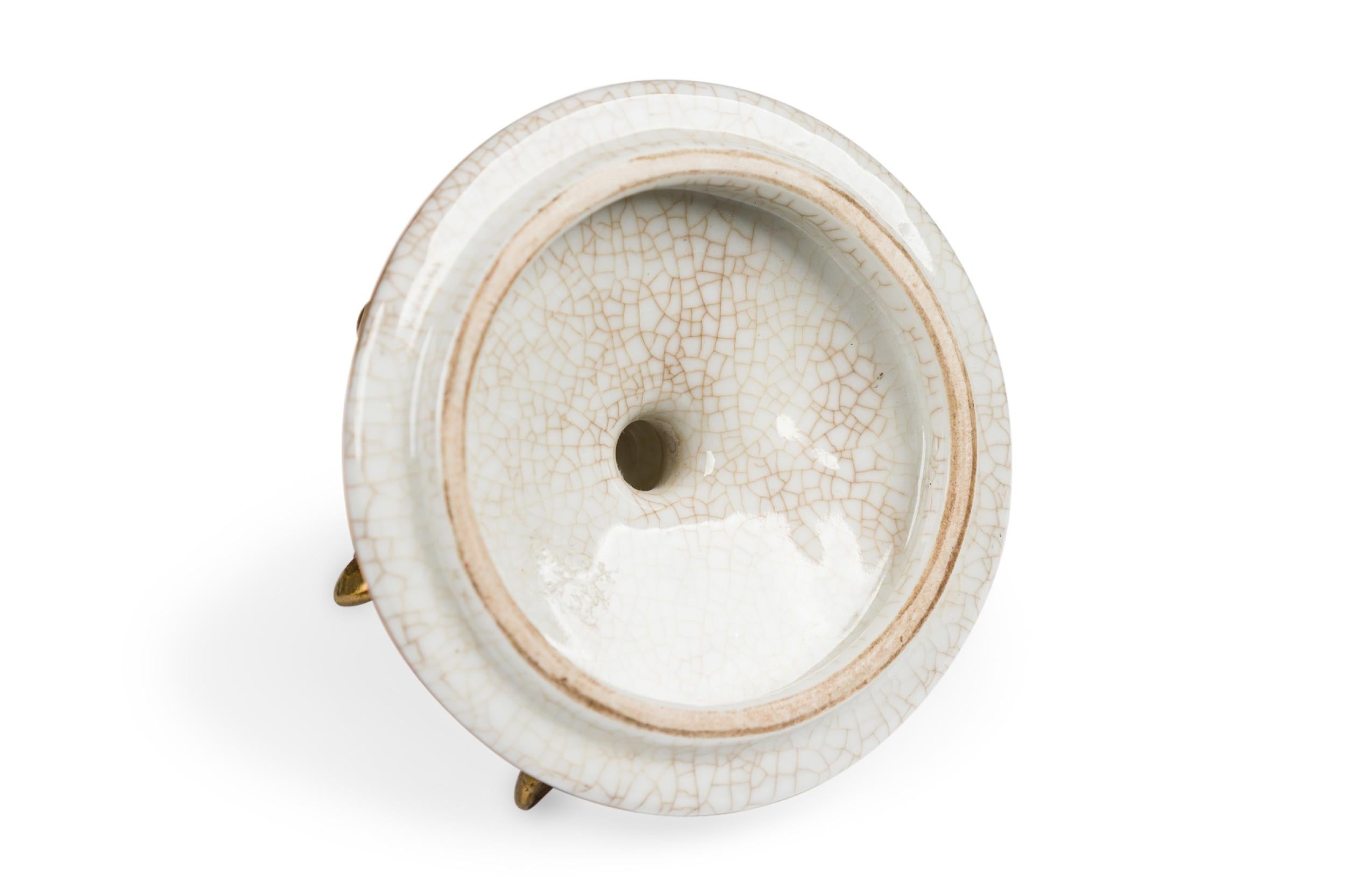 Pair of French Louis XV Style Ormolu and Floral Porcelain Jardiniere im Angebot 8