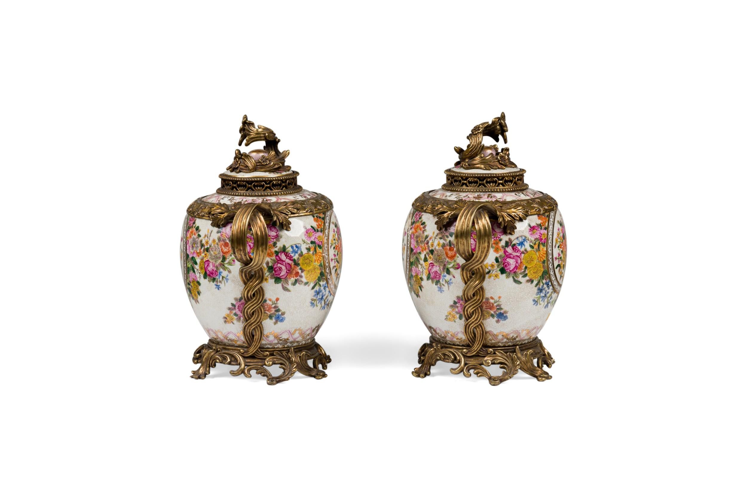 Pair of French Louis XV Style Ormolu and Floral Porcelain Jardiniere (Louis XV.) im Angebot