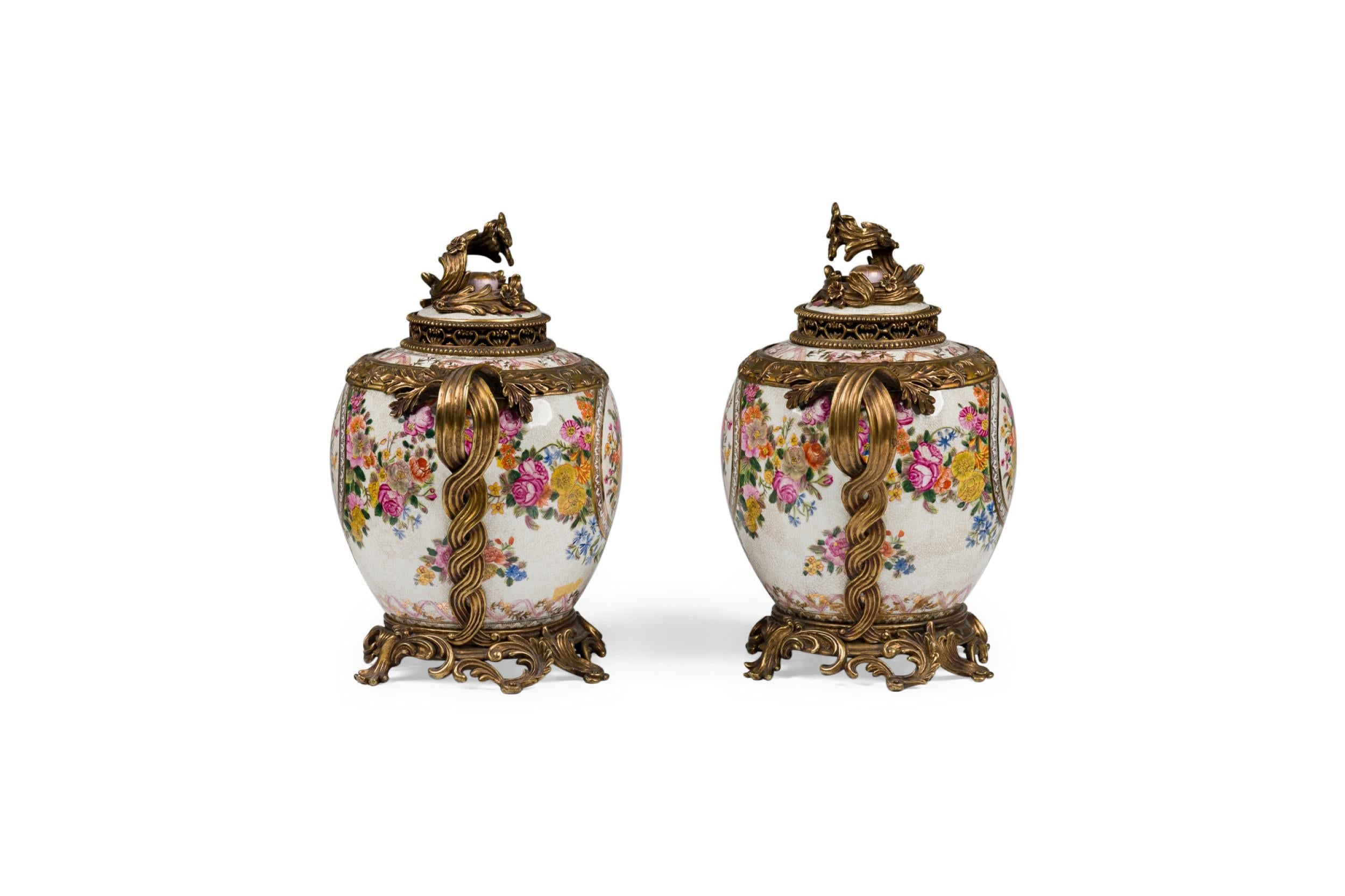 Pair of French Louis XV Style Ormolu and Floral Porcelain Jardiniere (Vergoldet) im Angebot