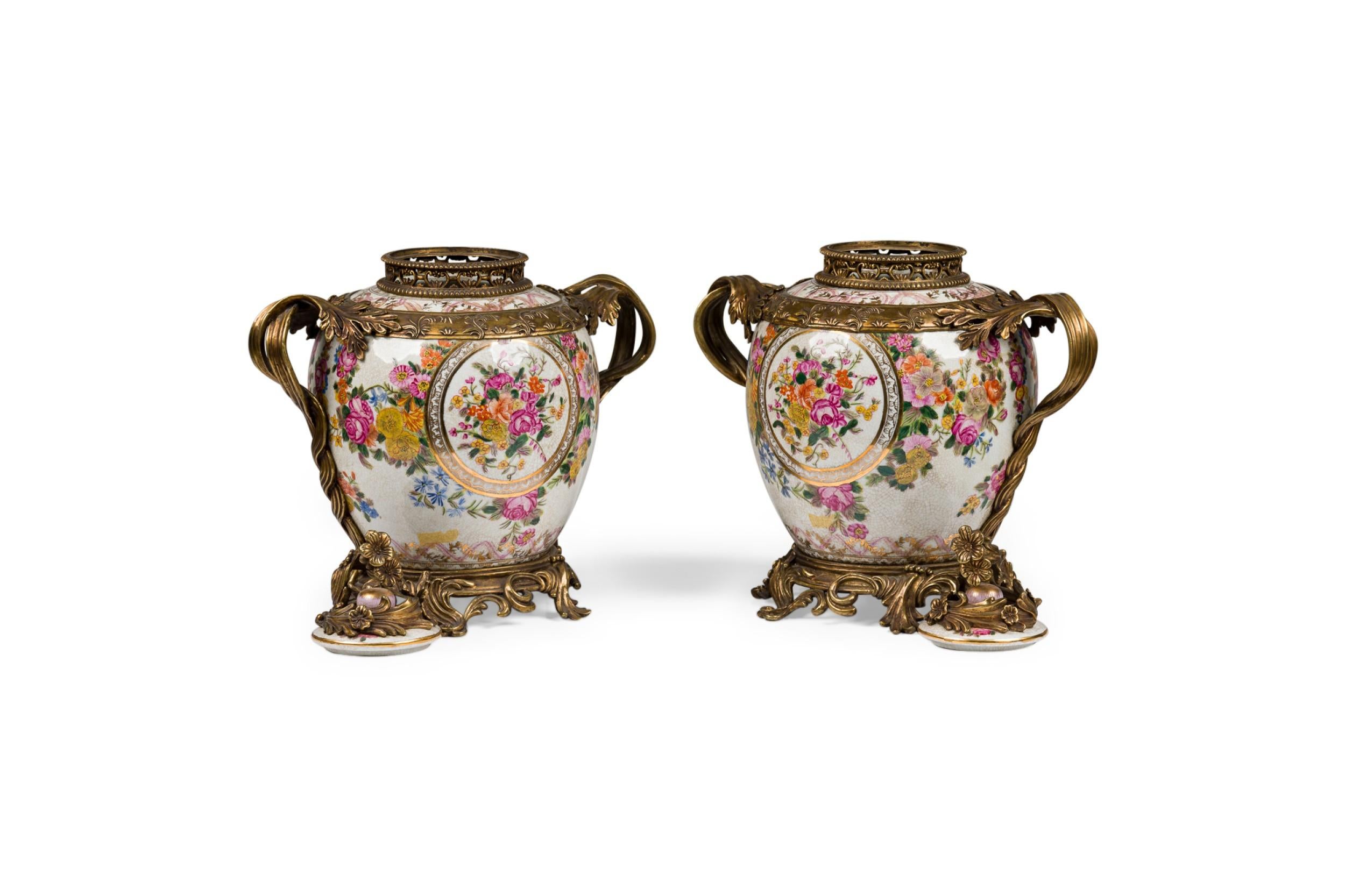 Pair of French Louis XV Style Ormolu and Floral Porcelain Jardiniere im Zustand „Gut“ im Angebot in Queens, NY