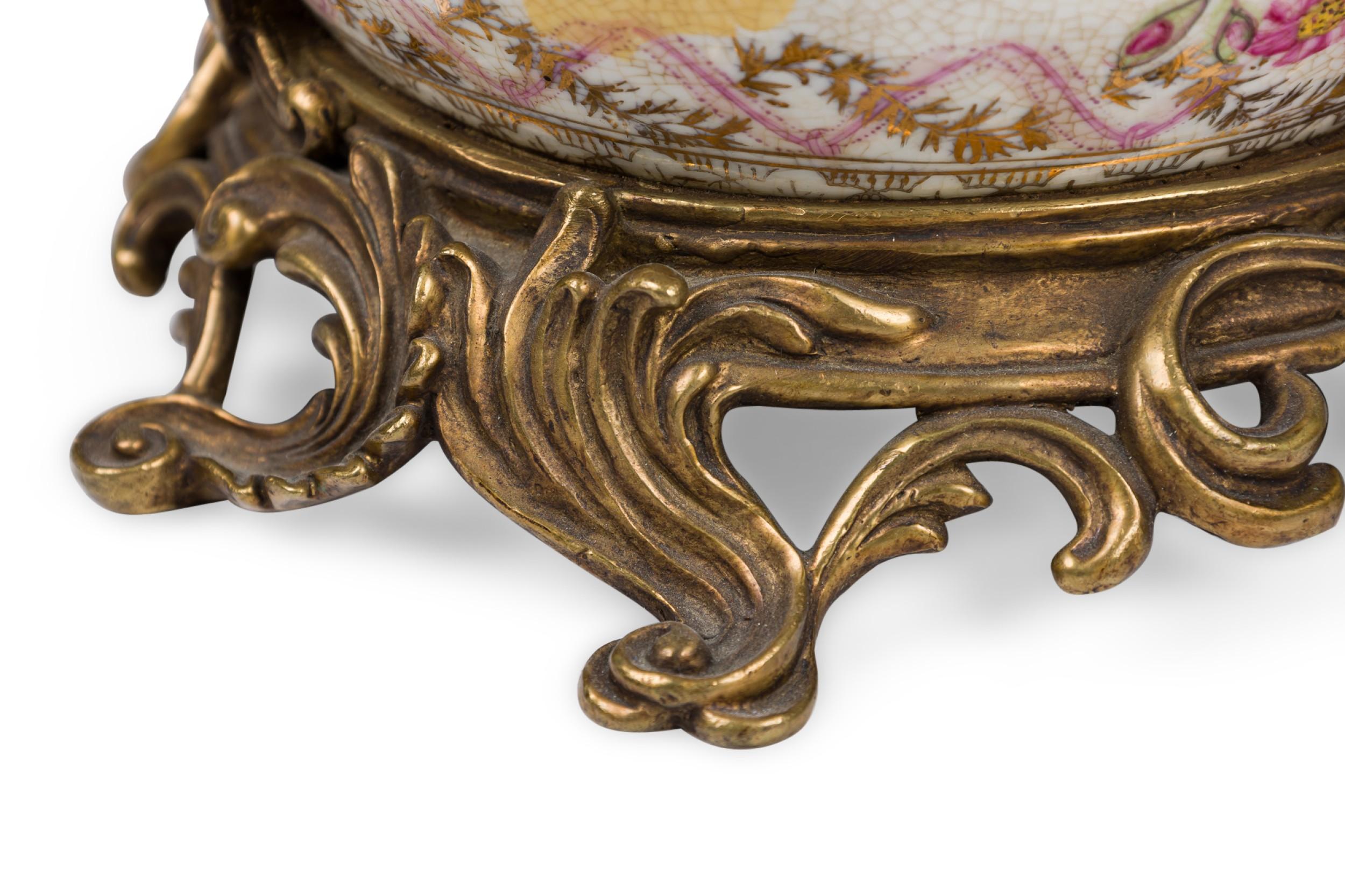 Pair of French Louis XV Style Ormolu and Floral Porcelain Jardiniere (Bronze) im Angebot
