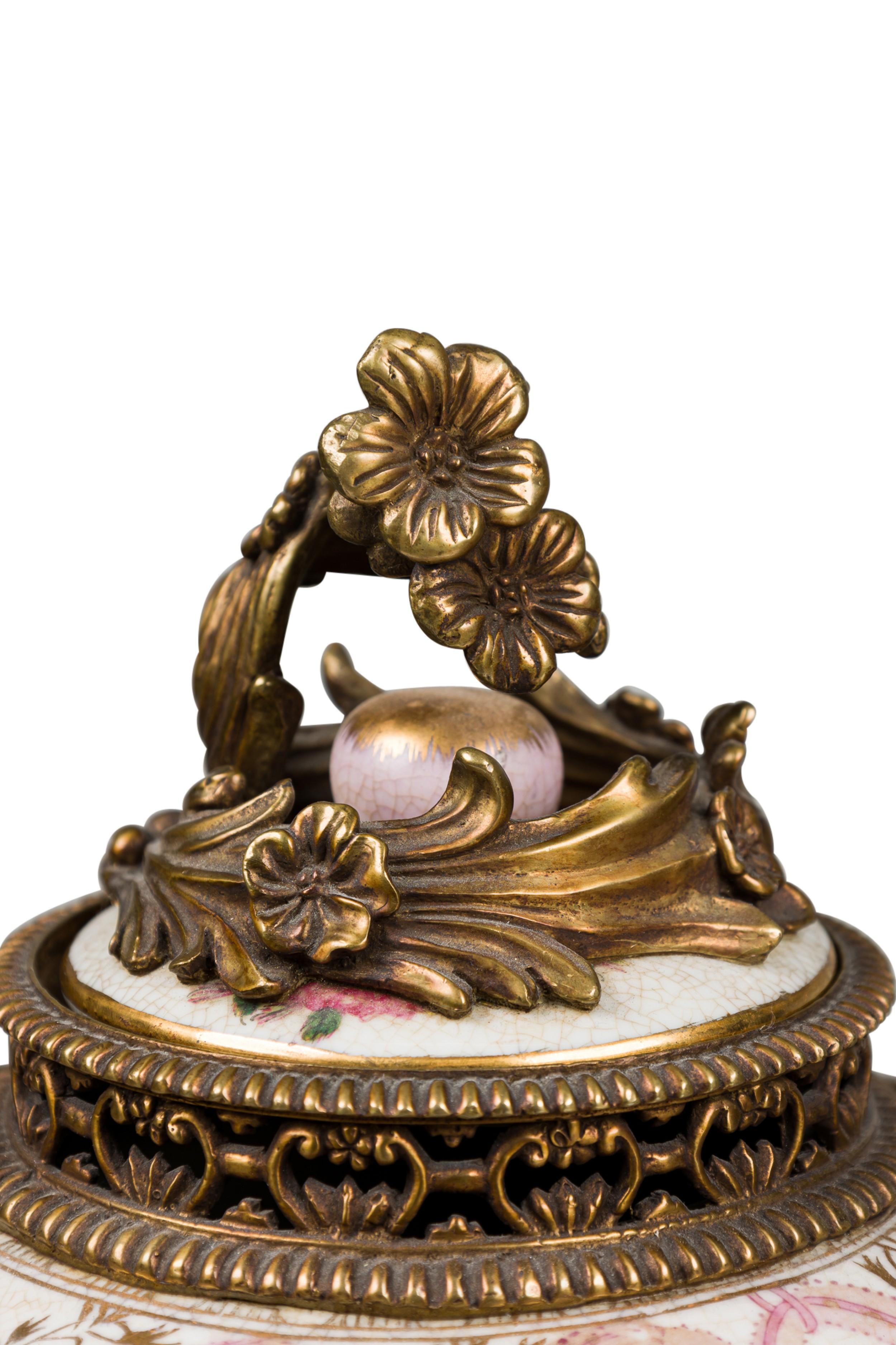 Pair of French Louis XV Style Ormolu and Floral Porcelain Jardiniere im Angebot 1