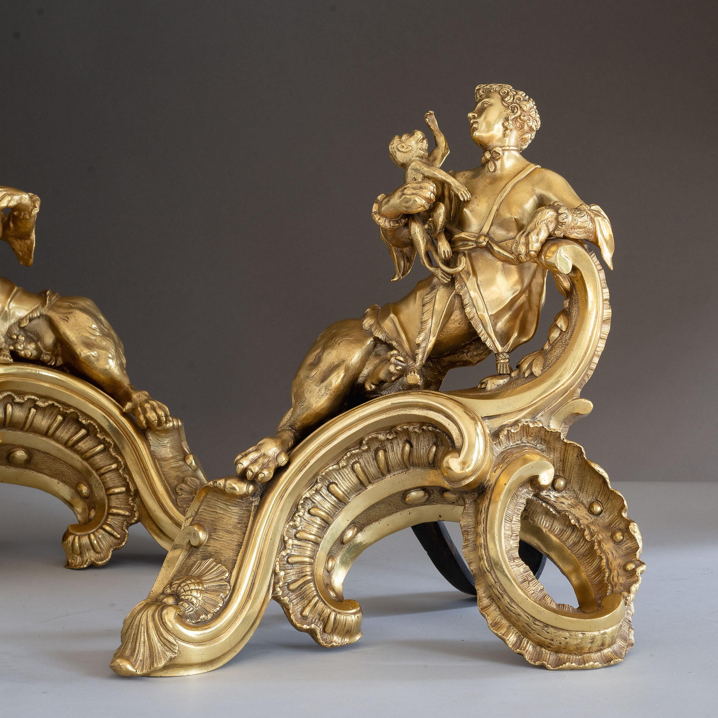 Coppia di chenet francesi in ormolu in stile Luigi XV, XIX secolo, dopo gli originali del XVIII secolo di Charles Cressent, ciascuno con sfinge su una base rococò a c-scroll, uno con in mano un gatto, l'altro una scimmia. Qualità eccezionale in